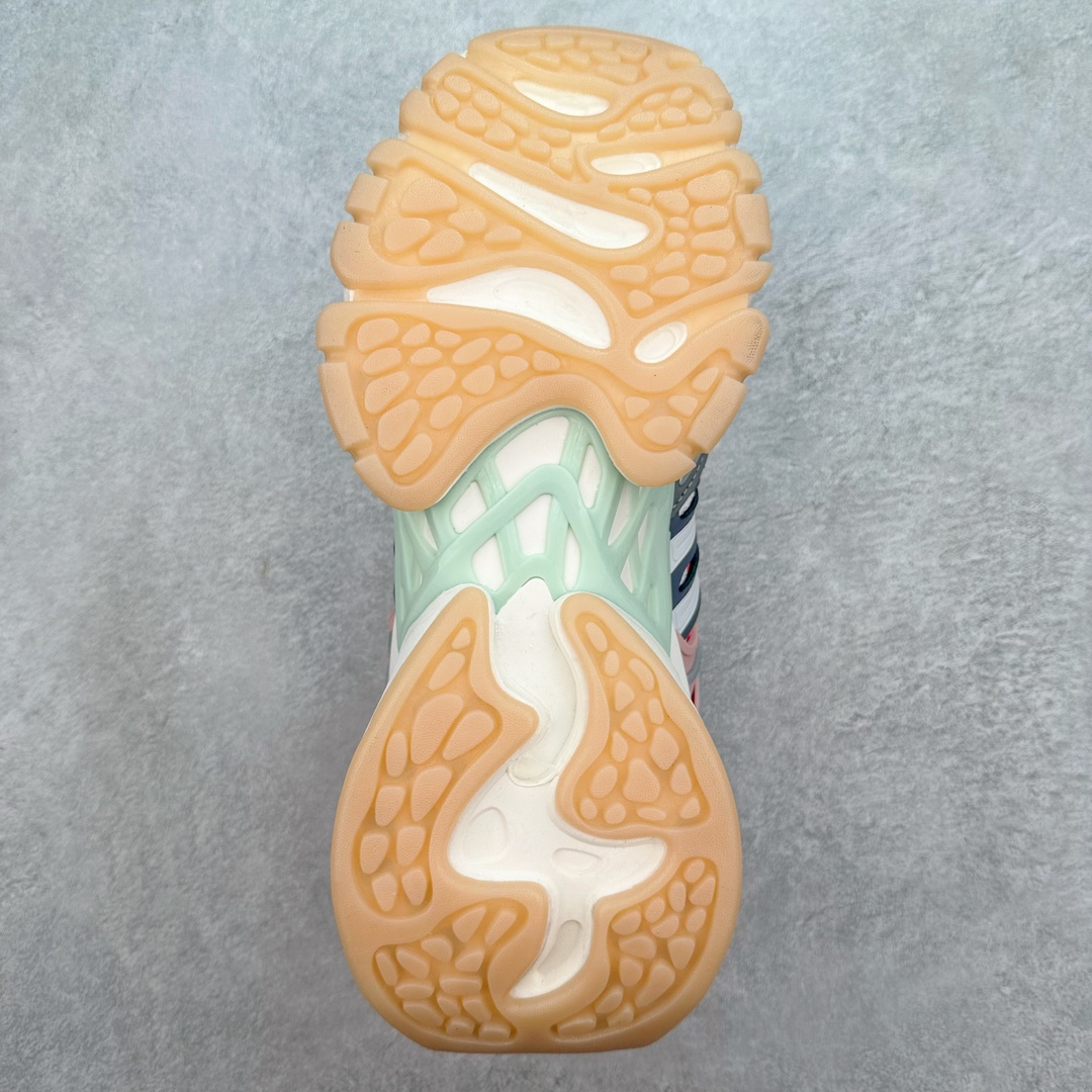 图片[9]-AD XLG Runner Deluxe 跑步者豪华版系列低帮厚底增高老爹风复古缓震休闲运动慢跑鞋 IH7797 自从阿迪达斯和巴黎世家合作后，没少出双方联名的平替。结果根据最新情报，阿迪现在已经把手伸到了巴家爆款3XL的身上，新鞋Xlg Runner Deluxe实物曝光，emm，鞋款整体一眼丁真是巴黎世家Track＋3XL大底的缝合怪版本，要不是鞋侧明晃晃的adidas三道杠Logo，估计各位看了都得蒙。这波不能说是完全复制巴黎世家，但也多少有点借鉴的味道了。新鞋基本就是在阿迪经典\\\”Climacool\\\”鞋款的基础上，升级了Boots大底以及加入了\\\”巴味\\\”设计元素…尺码：35 36 36⅔ 37⅓ 38 38⅔ 39⅓ 40 40⅔ 41⅓ 42 42⅔ 43⅓ 44 44⅔ 45 46-选品中心