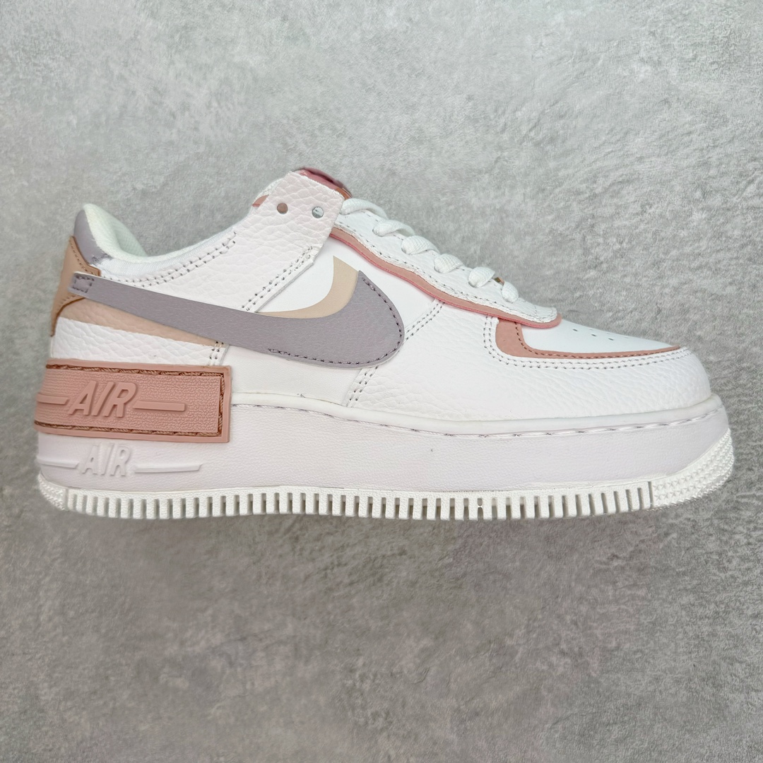 💰150 NK WMNS Air Force 1 Shadow 全新少女系解构主义设计 空军一号马卡龙板鞋 鞋款以“双重swoosh标志叠加”为特色，在细节上呈现多层次的设计。以大胆的设计手法，重新演绎这些非凡而鲜明的经典元素，将它们以前卫又优雅的方式突显出来。在各种标志性特征之外又呈现新鲜设计。每一款新作都以女性受众为设计考量，承袭The 1s Reimagined女子鞋款之强势力量，同时坚定一个信念：真正的经典，是在不断的超越与重塑中延续的。SIZE：35.5 36 36.5 37.5 38 38.5 39 40 编码：Tby2936020-运动鞋