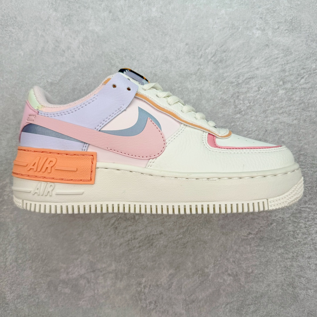 图片[2]-💰150 NK WMNS Air Force 1 Shadow 全新少女系解构主义设计 空军一号马卡龙板鞋 鞋款以“双重swoosh标志叠加”为特色，在细节上呈现多层次的设计。以大胆的设计手法，重新演绎这些非凡而鲜明的经典元素，将它们以前卫又优雅的方式突显出来。在各种标志性特征之外又呈现新鲜设计。每一款新作都以女性受众为设计考量，承袭The 1s Reimagined女子鞋款之强势力量，同时坚定一个信念：真正的经典，是在不断的超越与重塑中延续的。SIZE：35.5 36 36.5 37.5 38 38.5 39 40 编码：Tby2936020-运动鞋