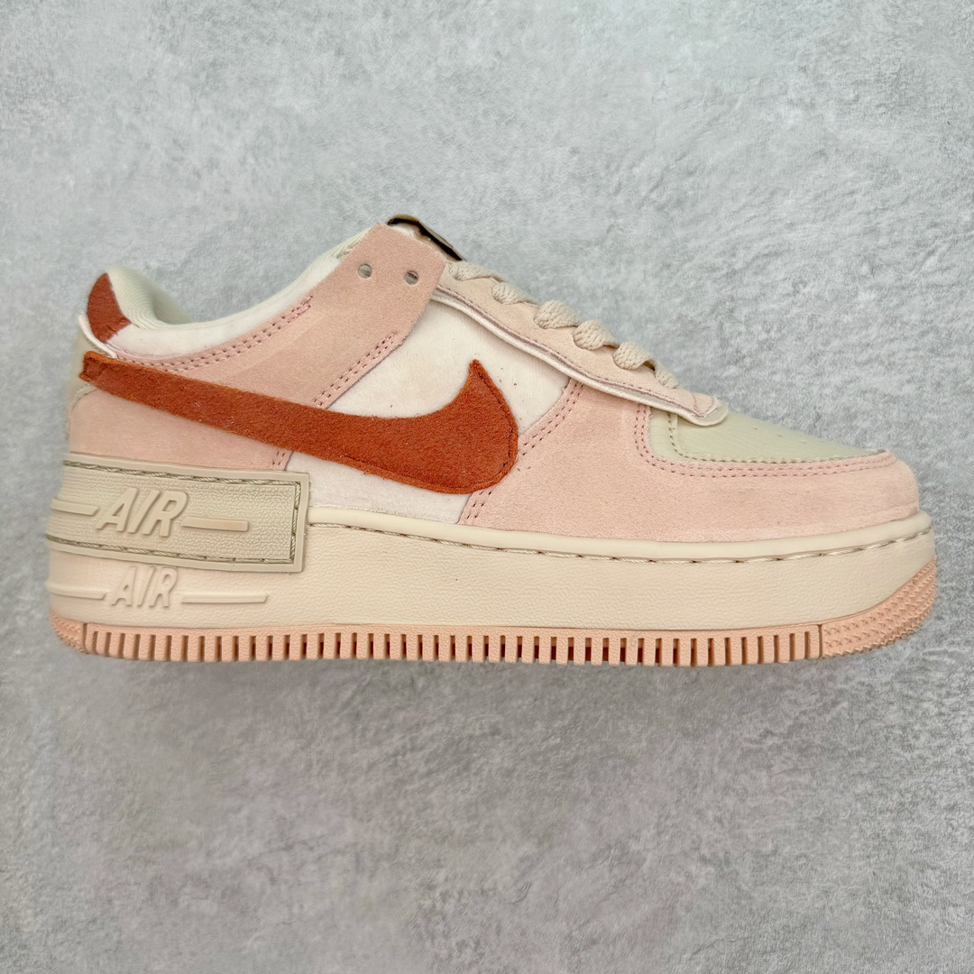 💰150 NK WMNS Air Force 1 Shadow 全新少女系解构主义设计 空军一号马卡龙板鞋 鞋款以“双重swoosh标志叠加”为特色，在细节上呈现多层次的设计。以大胆的设计手法，重新演绎这些非凡而鲜明的经典元素，将它们以前卫又优雅的方式突显出来。在各种标志性特征之外又呈现新鲜设计。每一款新作都以女性受众为设计考量，承袭The 1s Reimagined女子鞋款之强势力量，同时坚定一个信念：真正的经典，是在不断的超越与重塑中延续的。SIZE：35.5 36 36.5 37.5 38 38.5 39 40 编码：Tby2936020-运动鞋