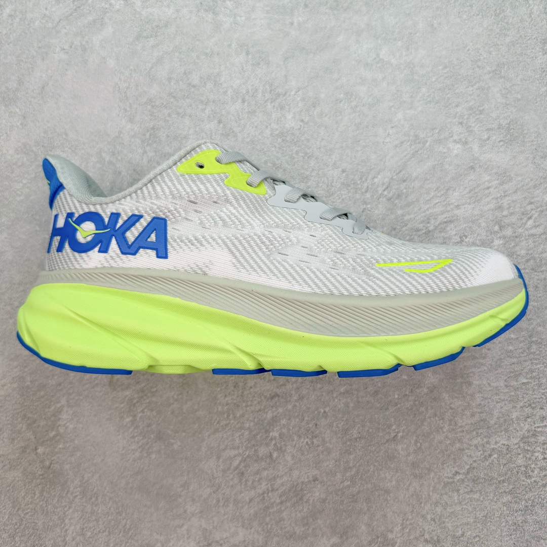 💰160 HOKA ONE ONE Clifton 克里夫顿9代专业性能减震公路跑步鞋 轻盈透气的针织网面和纱线的使用让鞋面更挺拔 增强鞋面的强度和支撑性能 搭配柔软的鞋舌 让双脚在舒适包裹中跑的更加畅快 全新泡棉中底 柔软的同时增强回弹性能 为不同跑者提供更平稳流畅的脚感 带来全面的缓冲保护 根据人体工程学设计的延长拉襟 后跟处弹软的海绵填充舒适固定 避免掉跟和摩擦 相比上一代光滑的内衬 Clifton 9的内衬增强了摩擦力 避免双脚在鞋内滑动 SIZE：36 36.5 37.5 38 38.5 39 40 40.5 41 42 42.5 43 44 44.5 45 编码：Nby2936030-运动鞋