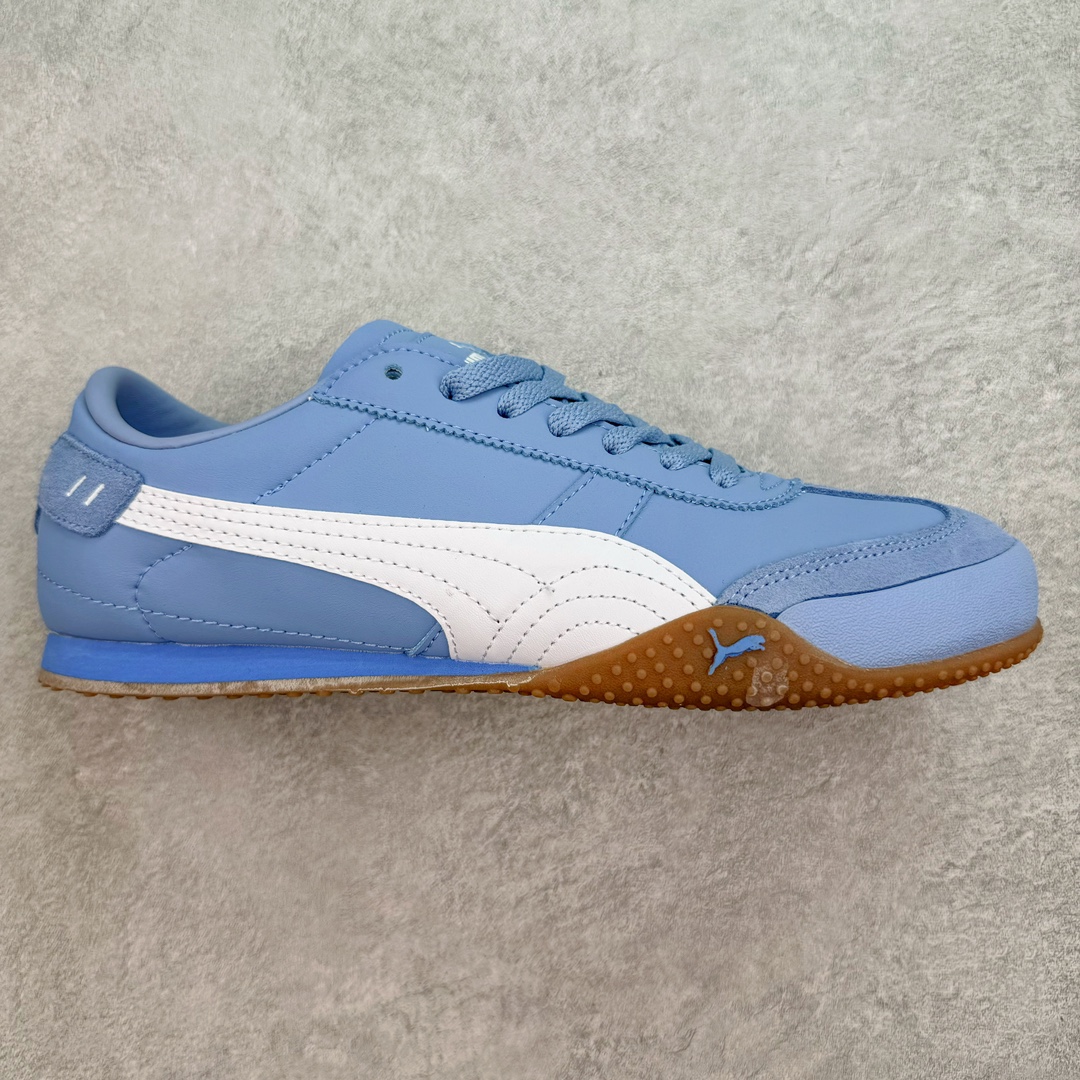 💰140 PUMA Bella UT Low 彪马贝拉UT系列低帮薄底德训复古风经典百搭休闲慢跑鞋 继将 Speedcat OG 带回后，近日 Puma 再以品牌档案室的经典鞋型 Bella OG 为蓝本，推出契合时下薄底球鞋趋势的 Bella UT 鞋款。自 21 世纪初问世以来，Bella OG 鞋型以其独特的薄底设计和上翻外底设计收获了众多年轻拥趸，更是 PUMA DNA 中不可磨灭的经典。此番重新推出的 Bella UT 鞋款，整体鞋面采用上乘皮革材质，并延续 Formstrip 设计语言；鞋头处采用精致的包头设计，搭配麂皮材质提升质感；鞋底部分保留 Bella 鞋款标志性的薄底和点状橡胶外底，上翘的设计包裹鞋面；鞋舌与鞋跟分别点缀美洲狮 Logo 与品牌字母 Logo。值得一提的是，本次 Bella UT 鞋款搭载 SOFTFOAM+ 鞋垫，兼顾美学设计与穿着舒适度。而配色上则提供白、黄、蓝、银、粉五款颜色。尺码：35.5 36 37 37.5 38 39 39.5 40 40.5 41 42 42.5 43 44 44.5 45 编码：Bby2936010-运动鞋