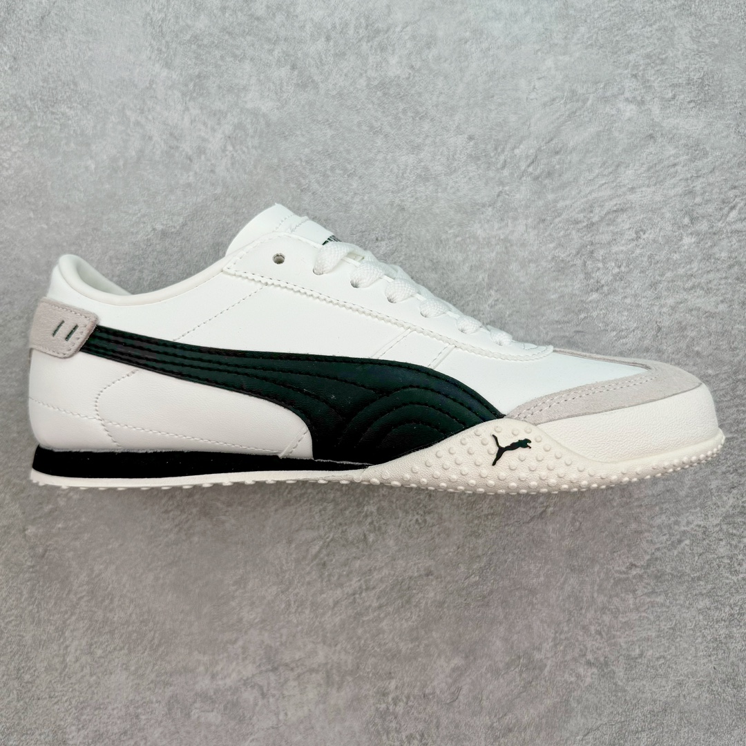 💰140 PUMA Bella UT Low 彪马贝拉UT系列低帮薄底德训复古风经典百搭休闲慢跑鞋 继将 Speedcat OG 带回后，近日 Puma 再以品牌档案室的经典鞋型 Bella OG 为蓝本，推出契合时下薄底球鞋趋势的 Bella UT 鞋款。自 21 世纪初问世以来，Bella OG 鞋型以其独特的薄底设计和上翻外底设计收获了众多年轻拥趸，更是 PUMA DNA 中不可磨灭的经典。此番重新推出的 Bella UT 鞋款，整体鞋面采用上乘皮革材质，并延续 Formstrip 设计语言；鞋头处采用精致的包头设计，搭配麂皮材质提升质感；鞋底部分保留 Bella 鞋款标志性的薄底和点状橡胶外底，上翘的设计包裹鞋面；鞋舌与鞋跟分别点缀美洲狮 Logo 与品牌字母 Logo。值得一提的是，本次 Bella UT 鞋款搭载 SOFTFOAM+ 鞋垫，兼顾美学设计与穿着舒适度。而配色上则提供白、黄、蓝、银、粉五款颜色。尺码：35.5 36 37 37.5 38 39 39.5 40 40.5 41 42 42.5 43 44 44.5 45 编码：Bby2936010-运动鞋