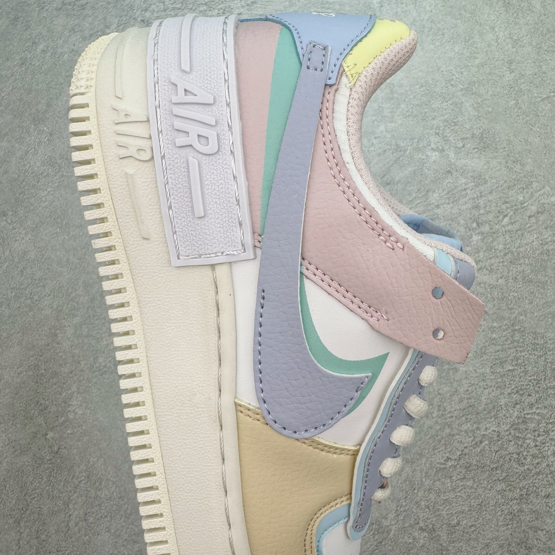 图片[6]-💰150 NK WMNS Air Force 1 Shadow 全新少女系解构主义设计 空军一号马卡龙板鞋 鞋款以“双重swoosh标志叠加”为特色，在细节上呈现多层次的设计。以大胆的设计手法，重新演绎这些非凡而鲜明的经典元素，将它们以前卫又优雅的方式突显出来。在各种标志性特征之外又呈现新鲜设计。每一款新作都以女性受众为设计考量，承袭The 1s Reimagined女子鞋款之强势力量，同时坚定一个信念：真正的经典，是在不断的超越与重塑中延续的。SIZE：35.5 36 36.5 37.5 38 38.5 39 40 编码：Tby2936020-运动鞋