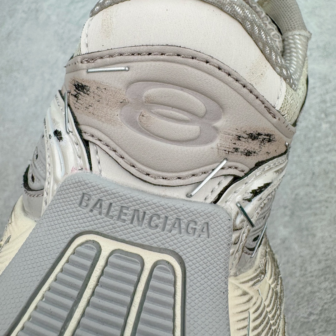 图片[13]-💰360 ＃纯原 BALENCIAGA Stapler Sneakers 巴黎世家订书机鞋网布系带低帮走秀复古老爹鞋 圈内最强巴黎 尺码大小一比一还原Zp 区别其他工厂缩小两个号码 全套原纸板楦头开发 最原汁原味的灵魂版型 全鞋荧光划线卡点 胶水把控整洁度追求极致完美 每一双都是工艺品 多重QC质检 超越公司货的品控标准 实实在在的免检产品 原盒原配 正确字体电绣 粗细、位置、大小正确 侧边TPU 透气孔匹配意产原版 正确分离大底 TPU软底 原版一致大底LOGO 立体感十足 原厂皮料水洗做旧 采购原厂网纱 不含皮革 网布材料和聚氨酯 磨损效果 展现品牌对于新潮事物的热情 这款鞋子拥有巨大尺寸和醒目设计 符合当下”老爹鞋”的趋势 鞋子采用银灰配色 营造出低调而不失华丽的效果 10XL的尺码使它成为市场中最显眼的存在 适合追求个性化的人群 Balenciaga始终站在时尚前沿 此次发布的产品再次体现了他们的创新能力 偏大两码 尺码：35 36 37 38 39 40 41 42 43 44 45 46 编码：Zby4936030-运动鞋