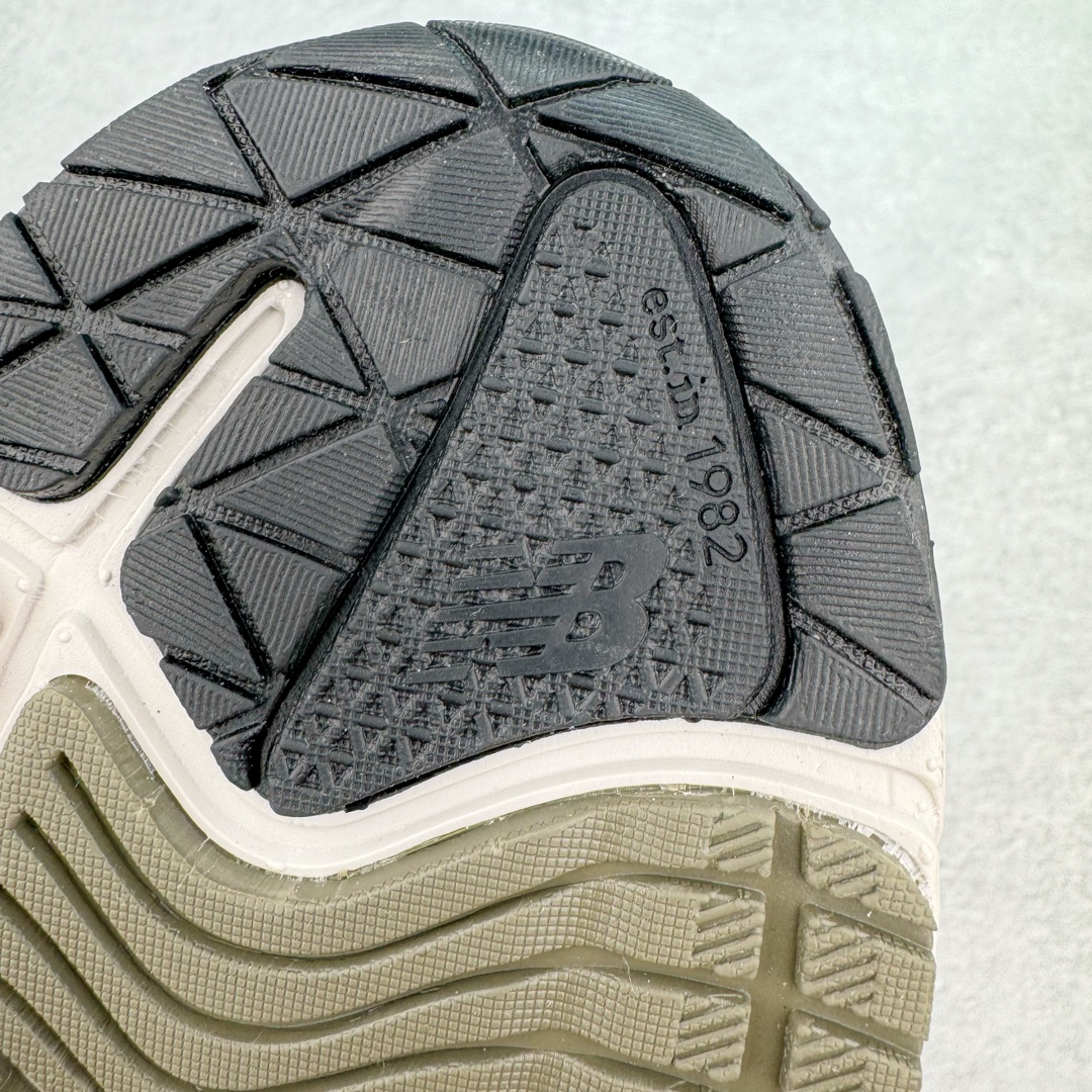 图片[17]-＃K版纯原 New Balance U990TB6 新百伦NB990V6 棕色 第六代总统复古慢跑鞋 这是一双极具现代感设计的复古跑鞋 990v6 鞋面大部分面积依旧采用麂皮和织物材质覆盖 从各种细节上看也还是有点 990v5 的影子 但相比 990v5 990v6 鞋面各种材质的拼接会更加复杂 这次 990v6 最大的改变相信大家应该也发现了 就是看上去貌似比 990v4 和 990v5 两代鞋款加起来还要厚的鞋底 其实这是 New Balance 首次采用的三重缓震组合鞋底 除了之前就有的 ABZORB 缓震科技和 ENCAP 中底 这次新加入了 FuelCell 缓震科技 看来舒适度和增高度 都要更上一层楼呀 990v6 的侧标 Logo 设计少见地没有印在绒面皮革上 而是置于网眼面料以及横跨鞋身的皮革织带之上 同时鞋舌上的标签设计并没有延用此前 990v4 和 990v5 采用的样式设计 而是采用了一种新的类似于三角徽章的设计 所以对于鞋款上的更新变化 既有延续经典的设计 也有创新性的改变 尺码：36 37 37.5 38 38.5 39 40 40.5 41.5 42 42.5 43 44 44.5 45-选品中心