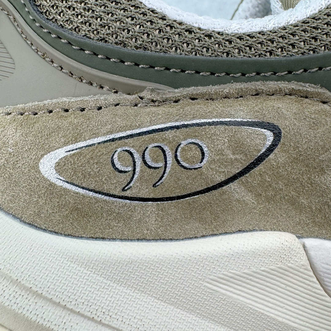 图片[13]-＃K版纯原 New Balance U990TB6 新百伦NB990V6 棕色 第六代总统复古慢跑鞋 这是一双极具现代感设计的复古跑鞋 990v6 鞋面大部分面积依旧采用麂皮和织物材质覆盖 从各种细节上看也还是有点 990v5 的影子 但相比 990v5 990v6 鞋面各种材质的拼接会更加复杂 这次 990v6 最大的改变相信大家应该也发现了 就是看上去貌似比 990v4 和 990v5 两代鞋款加起来还要厚的鞋底 其实这是 New Balance 首次采用的三重缓震组合鞋底 除了之前就有的 ABZORB 缓震科技和 ENCAP 中底 这次新加入了 FuelCell 缓震科技 看来舒适度和增高度 都要更上一层楼呀 990v6 的侧标 Logo 设计少见地没有印在绒面皮革上 而是置于网眼面料以及横跨鞋身的皮革织带之上 同时鞋舌上的标签设计并没有延用此前 990v4 和 990v5 采用的样式设计 而是采用了一种新的类似于三角徽章的设计 所以对于鞋款上的更新变化 既有延续经典的设计 也有创新性的改变 尺码：36 37 37.5 38 38.5 39 40 40.5 41.5 42 42.5 43 44 44.5 45-选品中心
