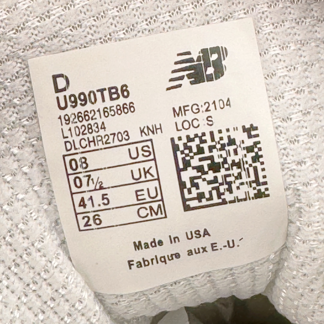 图片[10]-＃K版纯原 New Balance U990TB6 新百伦NB990V6 棕色 第六代总统复古慢跑鞋 这是一双极具现代感设计的复古跑鞋 990v6 鞋面大部分面积依旧采用麂皮和织物材质覆盖 从各种细节上看也还是有点 990v5 的影子 但相比 990v5 990v6 鞋面各种材质的拼接会更加复杂 这次 990v6 最大的改变相信大家应该也发现了 就是看上去貌似比 990v4 和 990v5 两代鞋款加起来还要厚的鞋底 其实这是 New Balance 首次采用的三重缓震组合鞋底 除了之前就有的 ABZORB 缓震科技和 ENCAP 中底 这次新加入了 FuelCell 缓震科技 看来舒适度和增高度 都要更上一层楼呀 990v6 的侧标 Logo 设计少见地没有印在绒面皮革上 而是置于网眼面料以及横跨鞋身的皮革织带之上 同时鞋舌上的标签设计并没有延用此前 990v4 和 990v5 采用的样式设计 而是采用了一种新的类似于三角徽章的设计 所以对于鞋款上的更新变化 既有延续经典的设计 也有创新性的改变 尺码：36 37 37.5 38 38.5 39 40 40.5 41.5 42 42.5 43 44 44.5 45-选品中心