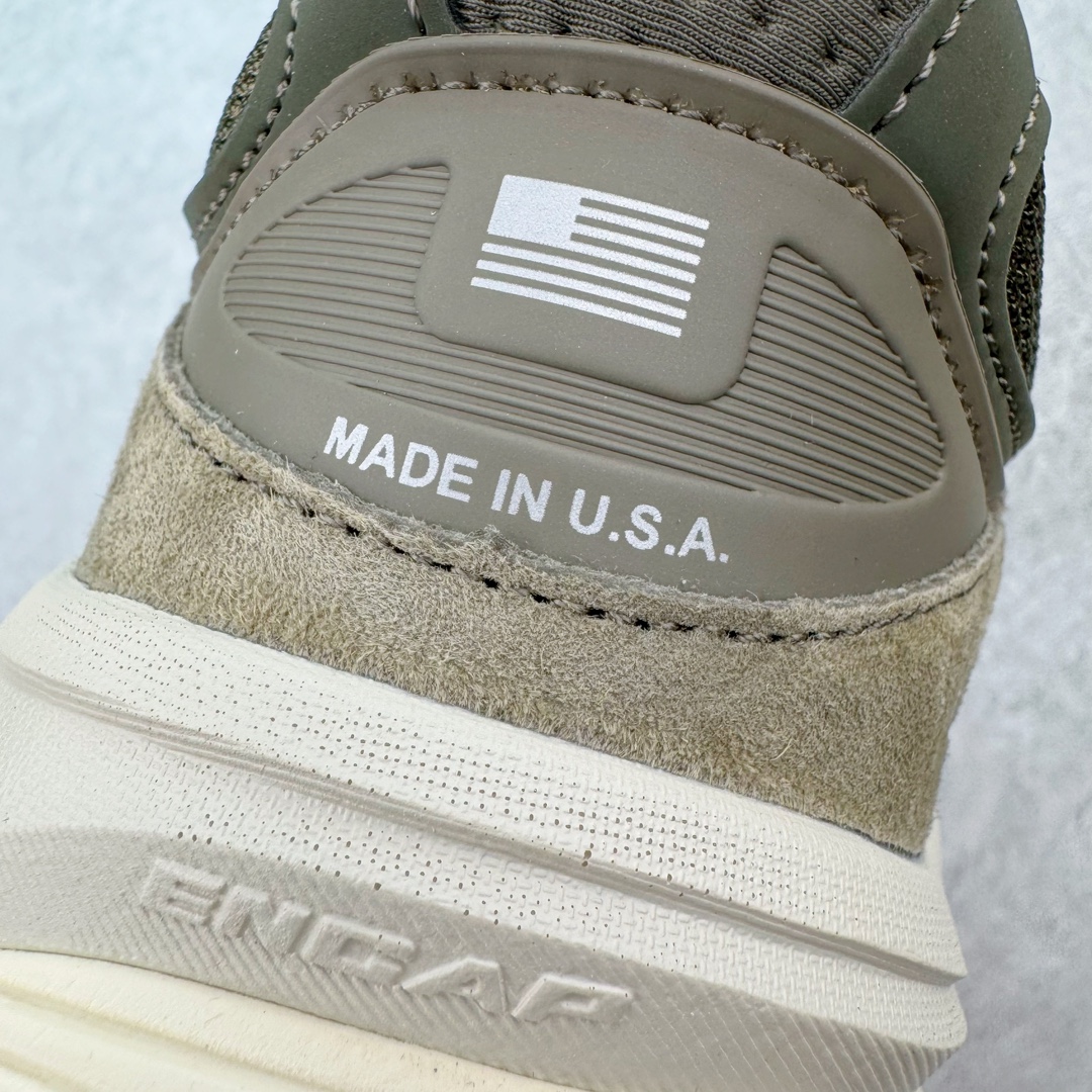 图片[12]-＃K版纯原 New Balance U990TB6 新百伦NB990V6 棕色 第六代总统复古慢跑鞋 这是一双极具现代感设计的复古跑鞋 990v6 鞋面大部分面积依旧采用麂皮和织物材质覆盖 从各种细节上看也还是有点 990v5 的影子 但相比 990v5 990v6 鞋面各种材质的拼接会更加复杂 这次 990v6 最大的改变相信大家应该也发现了 就是看上去貌似比 990v4 和 990v5 两代鞋款加起来还要厚的鞋底 其实这是 New Balance 首次采用的三重缓震组合鞋底 除了之前就有的 ABZORB 缓震科技和 ENCAP 中底 这次新加入了 FuelCell 缓震科技 看来舒适度和增高度 都要更上一层楼呀 990v6 的侧标 Logo 设计少见地没有印在绒面皮革上 而是置于网眼面料以及横跨鞋身的皮革织带之上 同时鞋舌上的标签设计并没有延用此前 990v4 和 990v5 采用的样式设计 而是采用了一种新的类似于三角徽章的设计 所以对于鞋款上的更新变化 既有延续经典的设计 也有创新性的改变 尺码：36 37 37.5 38 38.5 39 40 40.5 41.5 42 42.5 43 44 44.5 45-选品中心