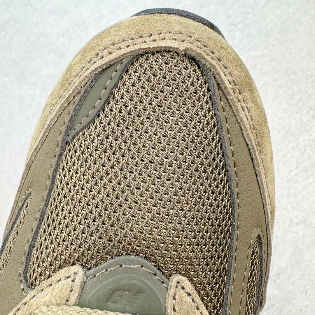 图片[15]-＃K版纯原 New Balance U990TB6 新百伦NB990V6 棕色 第六代总统复古慢跑鞋 这是一双极具现代感设计的复古跑鞋 990v6 鞋面大部分面积依旧采用麂皮和织物材质覆盖 从各种细节上看也还是有点 990v5 的影子 但相比 990v5 990v6 鞋面各种材质的拼接会更加复杂 这次 990v6 最大的改变相信大家应该也发现了 就是看上去貌似比 990v4 和 990v5 两代鞋款加起来还要厚的鞋底 其实这是 New Balance 首次采用的三重缓震组合鞋底 除了之前就有的 ABZORB 缓震科技和 ENCAP 中底 这次新加入了 FuelCell 缓震科技 看来舒适度和增高度 都要更上一层楼呀 990v6 的侧标 Logo 设计少见地没有印在绒面皮革上 而是置于网眼面料以及横跨鞋身的皮革织带之上 同时鞋舌上的标签设计并没有延用此前 990v4 和 990v5 采用的样式设计 而是采用了一种新的类似于三角徽章的设计 所以对于鞋款上的更新变化 既有延续经典的设计 也有创新性的改变 尺码：36 37 37.5 38 38.5 39 40 40.5 41.5 42 42.5 43 44 44.5 45-选品中心