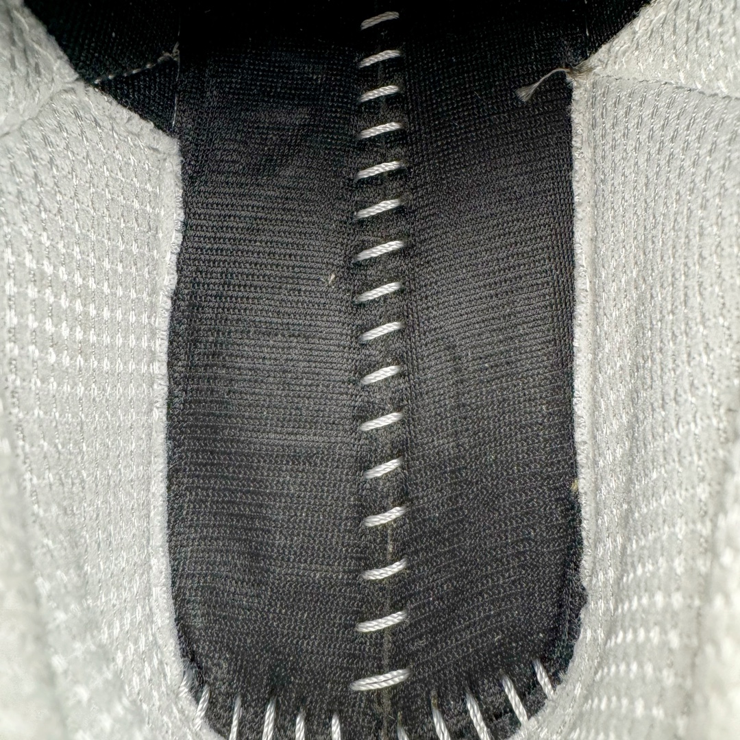 图片[18]-＃K版纯原 New Balance U990TB6 新百伦NB990V6 棕色 第六代总统复古慢跑鞋 这是一双极具现代感设计的复古跑鞋 990v6 鞋面大部分面积依旧采用麂皮和织物材质覆盖 从各种细节上看也还是有点 990v5 的影子 但相比 990v5 990v6 鞋面各种材质的拼接会更加复杂 这次 990v6 最大的改变相信大家应该也发现了 就是看上去貌似比 990v4 和 990v5 两代鞋款加起来还要厚的鞋底 其实这是 New Balance 首次采用的三重缓震组合鞋底 除了之前就有的 ABZORB 缓震科技和 ENCAP 中底 这次新加入了 FuelCell 缓震科技 看来舒适度和增高度 都要更上一层楼呀 990v6 的侧标 Logo 设计少见地没有印在绒面皮革上 而是置于网眼面料以及横跨鞋身的皮革织带之上 同时鞋舌上的标签设计并没有延用此前 990v4 和 990v5 采用的样式设计 而是采用了一种新的类似于三角徽章的设计 所以对于鞋款上的更新变化 既有延续经典的设计 也有创新性的改变 尺码：36 37 37.5 38 38.5 39 40 40.5 41.5 42 42.5 43 44 44.5 45-选品中心