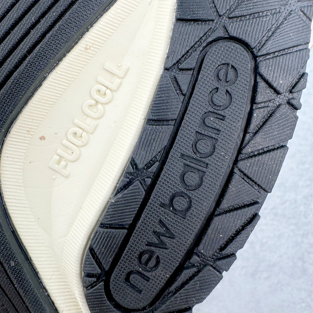 图片[16]-＃K版纯原 New Balance U990TB6 新百伦NB990V6 棕色 第六代总统复古慢跑鞋 这是一双极具现代感设计的复古跑鞋 990v6 鞋面大部分面积依旧采用麂皮和织物材质覆盖 从各种细节上看也还是有点 990v5 的影子 但相比 990v5 990v6 鞋面各种材质的拼接会更加复杂 这次 990v6 最大的改变相信大家应该也发现了 就是看上去貌似比 990v4 和 990v5 两代鞋款加起来还要厚的鞋底 其实这是 New Balance 首次采用的三重缓震组合鞋底 除了之前就有的 ABZORB 缓震科技和 ENCAP 中底 这次新加入了 FuelCell 缓震科技 看来舒适度和增高度 都要更上一层楼呀 990v6 的侧标 Logo 设计少见地没有印在绒面皮革上 而是置于网眼面料以及横跨鞋身的皮革织带之上 同时鞋舌上的标签设计并没有延用此前 990v4 和 990v5 采用的样式设计 而是采用了一种新的类似于三角徽章的设计 所以对于鞋款上的更新变化 既有延续经典的设计 也有创新性的改变 尺码：36 37 37.5 38 38.5 39 40 40.5 41.5 42 42.5 43 44 44.5 45-选品中心