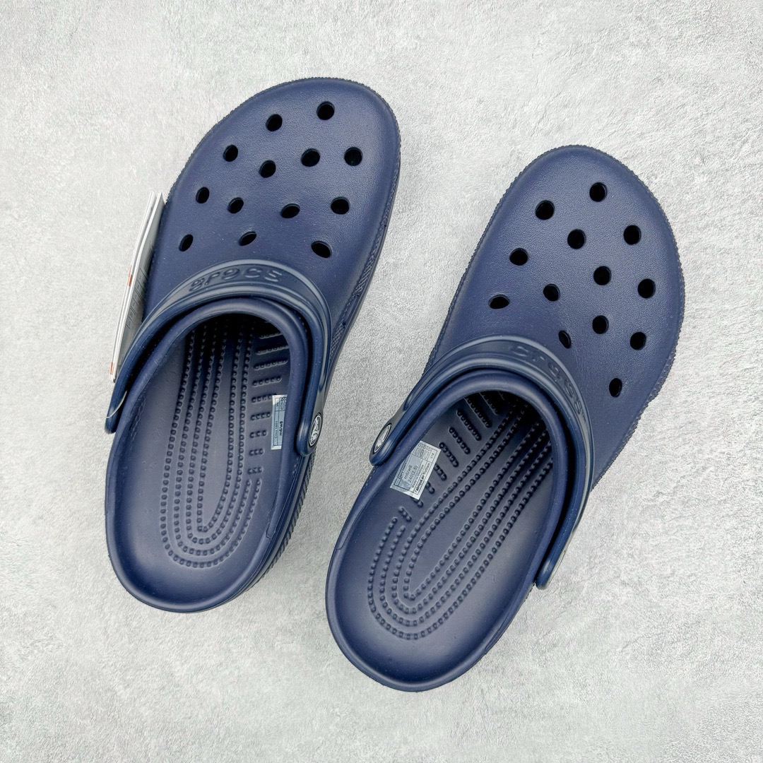 图片[3]-＃开学季劲爆福利两双盲盒 Crocs Classic Clog 卡骆驰全系列休闲沙滩洞洞拖鞋凉鞋 私人莞产顶级订单 白菜价亏本清仓套现转新款 机不可失 好好把握 随机两双 只选尺码 商品款式均为上架顶级款式 单品零售价格2×× 保证稳赚不赔 无通货 无烂货 会有轻微瑕疵的情况 友情提醒 买到是亏还是赚 每个人定义不同福袋闷包理论上和赌博心理相同玩的就是惊喜 玩的就是心跳活动商品无严重质量问题不退换 透明防水袋包装 注意配件需单独购买 超轻Croslite专利材料打造 鞋面更加耐用易清洗 该鞋款轻盈舒适 2002年 经典克骆格诞生 秉承外形简单 穿着舒适的初衷 不断为消费者带来舒适的穿着体验 穿出“趣”味 鞋面洞洞可搭彰显个性的智必星 一鞋两穿 可调节式后跟带增添鞋身的稳固性能 放前面变成愜意舒适的凉拖 放后面行走跑跳更加稳妥 Croslite ™材料 封闭式细胞树脂 能够在体温作用下自动变形以适应脚部形状 涉水性优秀的同时易于清洁 抓地力强 不易打滑 Crocs的核心理念：轻便 灵活 全方位的舒适感 同步官方尺码：M3(34-35) M4（36-37） M5（37-38）M6（38-39）M7（39-40）M8（41-42）M9（42-43）M10（43-44）M11（45-46）-选品中心