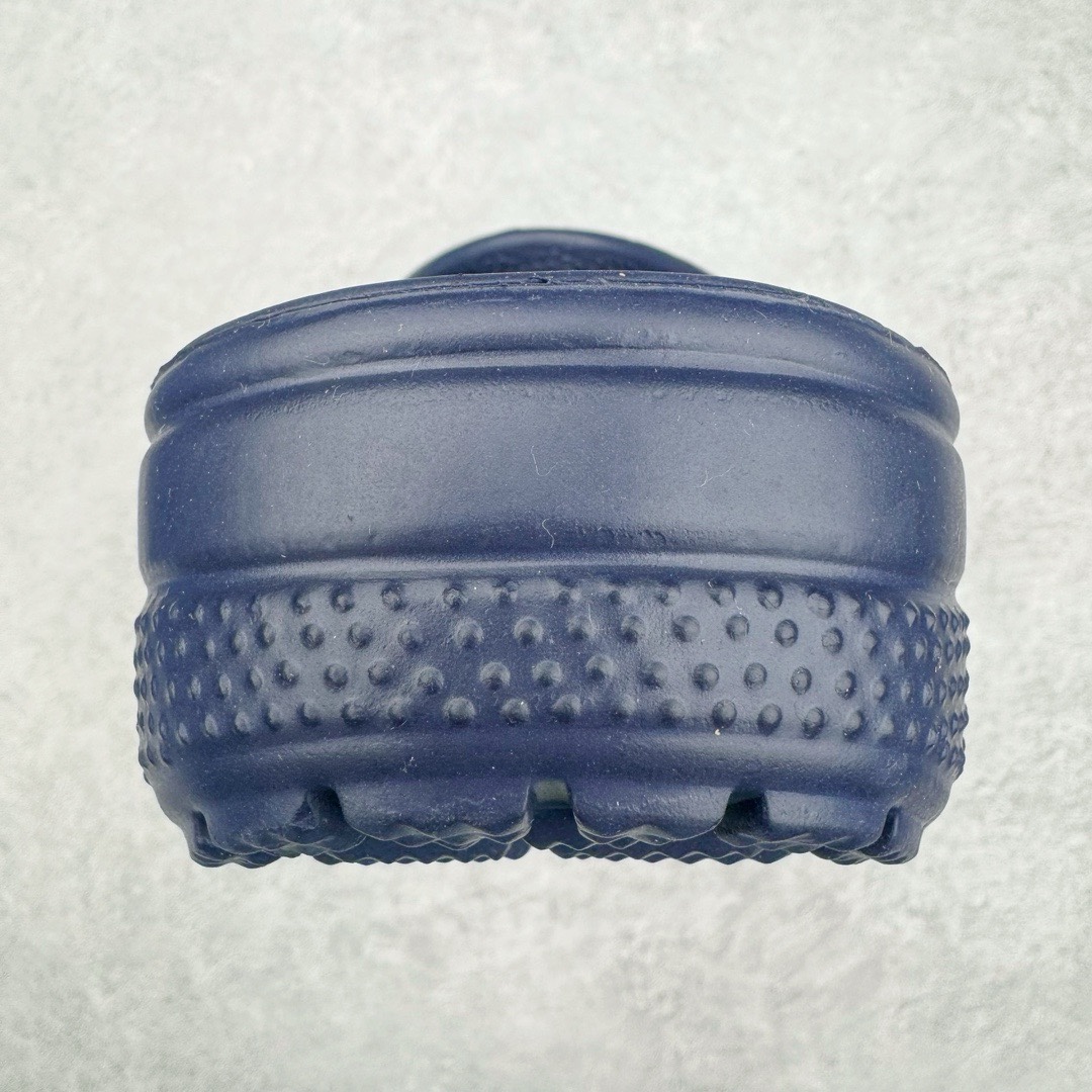 图片[8]-＃开学季劲爆福利两双盲盒 Crocs Classic Clog 卡骆驰全系列休闲沙滩洞洞拖鞋凉鞋 私人莞产顶级订单 白菜价亏本清仓套现转新款 机不可失 好好把握 随机两双 只选尺码 商品款式均为上架顶级款式 单品零售价格2×× 保证稳赚不赔 无通货 无烂货 会有轻微瑕疵的情况 友情提醒 买到是亏还是赚 每个人定义不同福袋闷包理论上和赌博心理相同玩的就是惊喜 玩的就是心跳活动商品无严重质量问题不退换 透明防水袋包装 注意配件需单独购买 超轻Croslite专利材料打造 鞋面更加耐用易清洗 该鞋款轻盈舒适 2002年 经典克骆格诞生 秉承外形简单 穿着舒适的初衷 不断为消费者带来舒适的穿着体验 穿出“趣”味 鞋面洞洞可搭彰显个性的智必星 一鞋两穿 可调节式后跟带增添鞋身的稳固性能 放前面变成愜意舒适的凉拖 放后面行走跑跳更加稳妥 Croslite ™材料 封闭式细胞树脂 能够在体温作用下自动变形以适应脚部形状 涉水性优秀的同时易于清洁 抓地力强 不易打滑 Crocs的核心理念：轻便 灵活 全方位的舒适感 同步官方尺码：M3(34-35) M4（36-37） M5（37-38）M6（38-39）M7（39-40）M8（41-42）M9（42-43）M10（43-44）M11（45-46）-选品中心