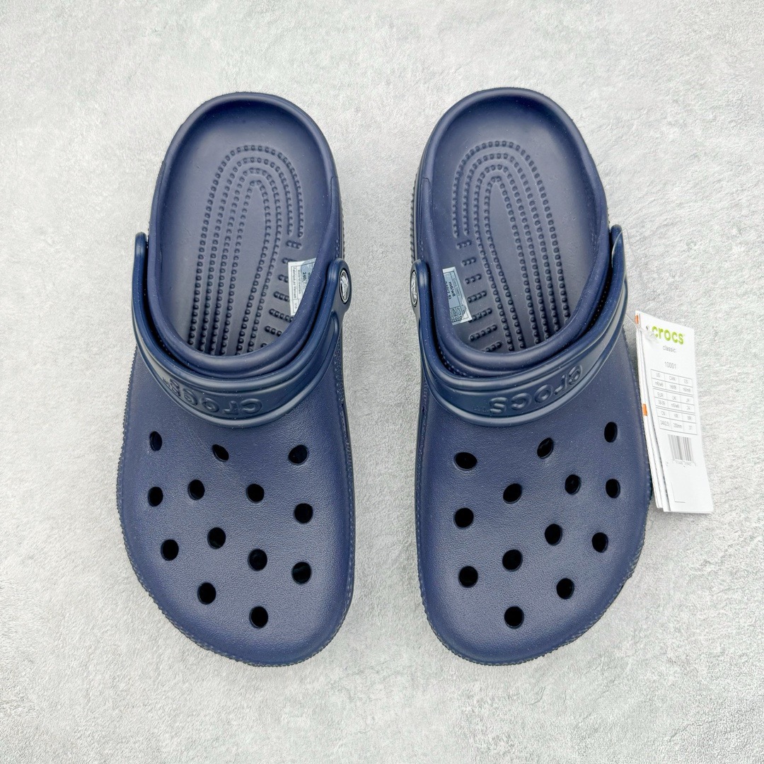 图片[2]-＃开学季劲爆福利两双盲盒 Crocs Classic Clog 卡骆驰全系列休闲沙滩洞洞拖鞋凉鞋 私人莞产顶级订单 白菜价亏本清仓套现转新款 机不可失 好好把握 随机两双 只选尺码 商品款式均为上架顶级款式 单品零售价格2×× 保证稳赚不赔 无通货 无烂货 会有轻微瑕疵的情况 友情提醒 买到是亏还是赚 每个人定义不同福袋闷包理论上和赌博心理相同玩的就是惊喜 玩的就是心跳活动商品无严重质量问题不退换 透明防水袋包装 注意配件需单独购买 超轻Croslite专利材料打造 鞋面更加耐用易清洗 该鞋款轻盈舒适 2002年 经典克骆格诞生 秉承外形简单 穿着舒适的初衷 不断为消费者带来舒适的穿着体验 穿出“趣”味 鞋面洞洞可搭彰显个性的智必星 一鞋两穿 可调节式后跟带增添鞋身的稳固性能 放前面变成愜意舒适的凉拖 放后面行走跑跳更加稳妥 Croslite ™材料 封闭式细胞树脂 能够在体温作用下自动变形以适应脚部形状 涉水性优秀的同时易于清洁 抓地力强 不易打滑 Crocs的核心理念：轻便 灵活 全方位的舒适感 同步官方尺码：M3(34-35) M4（36-37） M5（37-38）M6（38-39）M7（39-40）M8（41-42）M9（42-43）M10（43-44）M11（45-46）-选品中心