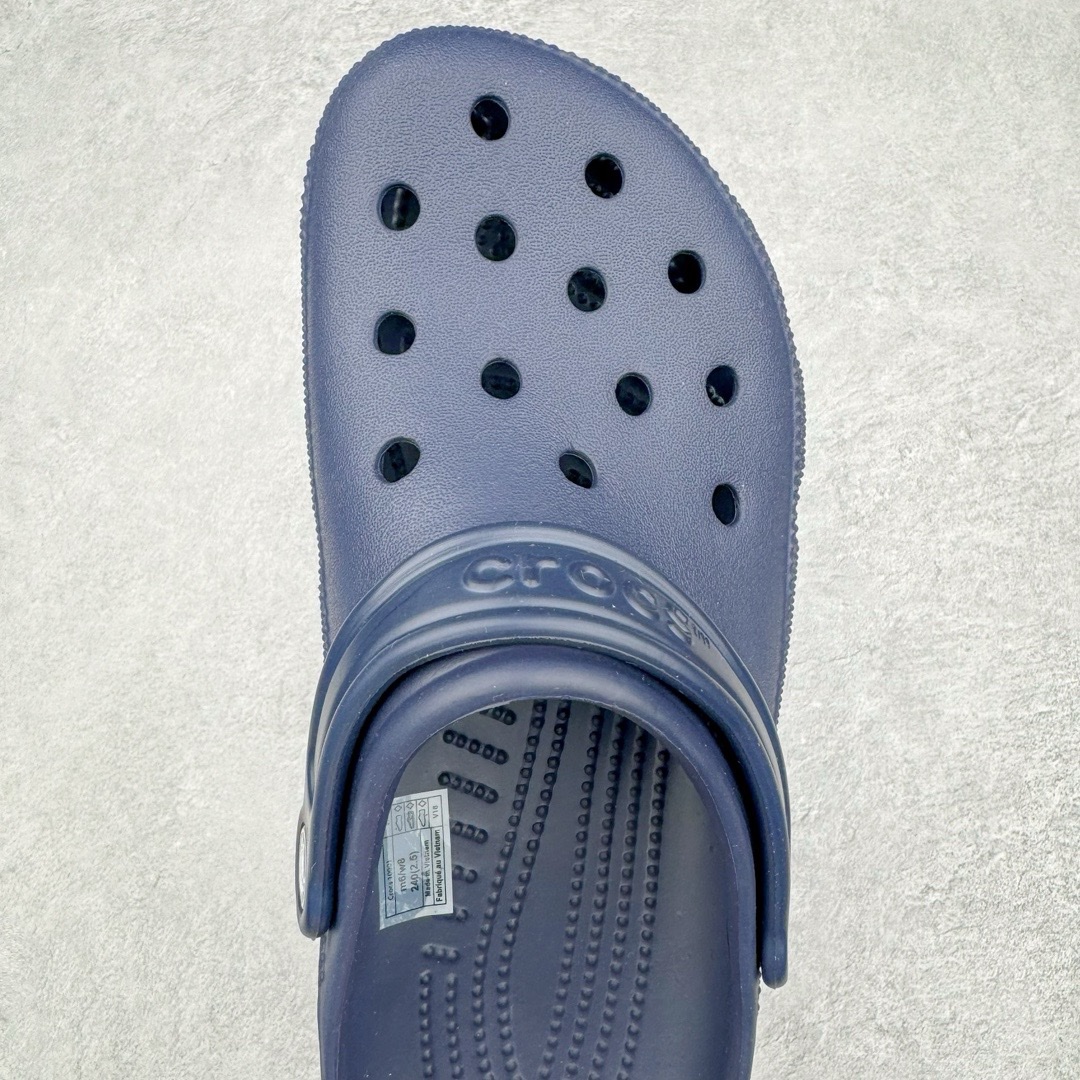 图片[4]-＃开学季劲爆福利两双盲盒 Crocs Classic Clog 卡骆驰全系列休闲沙滩洞洞拖鞋凉鞋 私人莞产顶级订单 白菜价亏本清仓套现转新款 机不可失 好好把握 随机两双 只选尺码 商品款式均为上架顶级款式 单品零售价格2×× 保证稳赚不赔 无通货 无烂货 会有轻微瑕疵的情况 友情提醒 买到是亏还是赚 每个人定义不同福袋闷包理论上和赌博心理相同玩的就是惊喜 玩的就是心跳活动商品无严重质量问题不退换 透明防水袋包装 注意配件需单独购买 超轻Croslite专利材料打造 鞋面更加耐用易清洗 该鞋款轻盈舒适 2002年 经典克骆格诞生 秉承外形简单 穿着舒适的初衷 不断为消费者带来舒适的穿着体验 穿出“趣”味 鞋面洞洞可搭彰显个性的智必星 一鞋两穿 可调节式后跟带增添鞋身的稳固性能 放前面变成愜意舒适的凉拖 放后面行走跑跳更加稳妥 Croslite ™材料 封闭式细胞树脂 能够在体温作用下自动变形以适应脚部形状 涉水性优秀的同时易于清洁 抓地力强 不易打滑 Crocs的核心理念：轻便 灵活 全方位的舒适感 同步官方尺码：M3(34-35) M4（36-37） M5（37-38）M6（38-39）M7（39-40）M8（41-42）M9（42-43）M10（43-44）M11（45-46）-选品中心