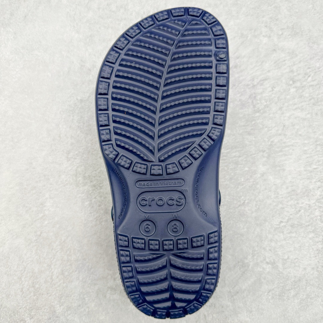 图片[9]-＃开学季劲爆福利两双盲盒 Crocs Classic Clog 卡骆驰全系列休闲沙滩洞洞拖鞋凉鞋 私人莞产顶级订单 白菜价亏本清仓套现转新款 机不可失 好好把握 随机两双 只选尺码 商品款式均为上架顶级款式 单品零售价格2×× 保证稳赚不赔 无通货 无烂货 会有轻微瑕疵的情况 友情提醒 买到是亏还是赚 每个人定义不同福袋闷包理论上和赌博心理相同玩的就是惊喜 玩的就是心跳活动商品无严重质量问题不退换 透明防水袋包装 注意配件需单独购买 超轻Croslite专利材料打造 鞋面更加耐用易清洗 该鞋款轻盈舒适 2002年 经典克骆格诞生 秉承外形简单 穿着舒适的初衷 不断为消费者带来舒适的穿着体验 穿出“趣”味 鞋面洞洞可搭彰显个性的智必星 一鞋两穿 可调节式后跟带增添鞋身的稳固性能 放前面变成愜意舒适的凉拖 放后面行走跑跳更加稳妥 Croslite ™材料 封闭式细胞树脂 能够在体温作用下自动变形以适应脚部形状 涉水性优秀的同时易于清洁 抓地力强 不易打滑 Crocs的核心理念：轻便 灵活 全方位的舒适感 同步官方尺码：M3(34-35) M4（36-37） M5（37-38）M6（38-39）M7（39-40）M8（41-42）M9（42-43）M10（43-44）M11（45-46）-选品中心