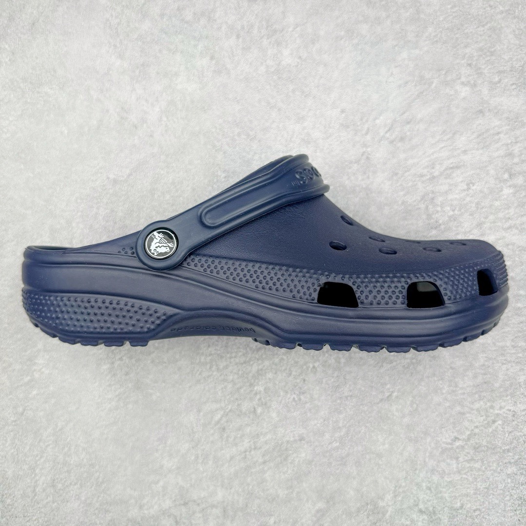 ＃开学季劲爆福利两双盲盒 Crocs Classic Clog 卡骆驰全系列休闲沙滩洞洞拖鞋凉鞋 私人莞产顶级订单 白菜价亏本清仓套现转新款 机不可失 好好把握 随机两双 只选尺码 商品款式均为上架顶级款式 单品零售价格2×× 保证稳赚不赔 无通货 无烂货 会有轻微瑕疵的情况 友情提醒 买到是亏还是赚 每个人定义不同福袋闷包理论上和赌博心理相同玩的就是惊喜 玩的就是心跳活动商品无严重质量问题不退换 透明防水袋包装 注意配件需单独购买 超轻Croslite专利材料打造 鞋面更加耐用易清洗 该鞋款轻盈舒适 2002年 经典克骆格诞生 秉承外形简单 穿着舒适的初衷 不断为消费者带来舒适的穿着体验 穿出“趣”味 鞋面洞洞可搭彰显个性的智必星 一鞋两穿 可调节式后跟带增添鞋身的稳固性能 放前面变成愜意舒适的凉拖 放后面行走跑跳更加稳妥 Croslite ™材料 封闭式细胞树脂 能够在体温作用下自动变形以适应脚部形状 涉水性优秀的同时易于清洁 抓地力强 不易打滑 Crocs的核心理念：轻便 灵活 全方位的舒适感 同步官方尺码：M3(34-35) M4（36-37） M5（37-38）M6（38-39）M7（39-40）M8（41-42）M9（42-43）M10（43-44）M11（45-46）-选品中心