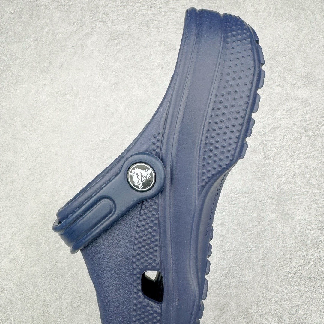 图片[7]-＃开学季劲爆福利两双盲盒 Crocs Classic Clog 卡骆驰全系列休闲沙滩洞洞拖鞋凉鞋 私人莞产顶级订单 白菜价亏本清仓套现转新款 机不可失 好好把握 随机两双 只选尺码 商品款式均为上架顶级款式 单品零售价格2×× 保证稳赚不赔 无通货 无烂货 会有轻微瑕疵的情况 友情提醒 买到是亏还是赚 每个人定义不同福袋闷包理论上和赌博心理相同玩的就是惊喜 玩的就是心跳活动商品无严重质量问题不退换 透明防水袋包装 注意配件需单独购买 超轻Croslite专利材料打造 鞋面更加耐用易清洗 该鞋款轻盈舒适 2002年 经典克骆格诞生 秉承外形简单 穿着舒适的初衷 不断为消费者带来舒适的穿着体验 穿出“趣”味 鞋面洞洞可搭彰显个性的智必星 一鞋两穿 可调节式后跟带增添鞋身的稳固性能 放前面变成愜意舒适的凉拖 放后面行走跑跳更加稳妥 Croslite ™材料 封闭式细胞树脂 能够在体温作用下自动变形以适应脚部形状 涉水性优秀的同时易于清洁 抓地力强 不易打滑 Crocs的核心理念：轻便 灵活 全方位的舒适感 同步官方尺码：M3(34-35) M4（36-37） M5（37-38）M6（38-39）M7（39-40）M8（41-42）M9（42-43）M10（43-44）M11（45-46）-选品中心