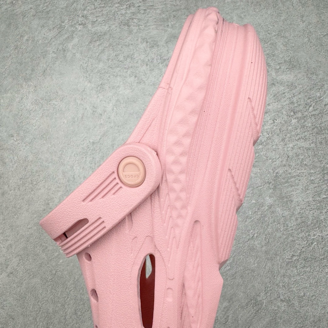 图片[7]-＃开学季劲爆福利两双盲盒 Crocs Classic Clog 卡骆驰全系列休闲沙滩洞洞拖鞋凉鞋 私人莞产顶级订单 白菜价亏本清仓套现转新款 机不可失 好好把握 随机两双 只选尺码 商品款式均为上架顶级款式 单品零售价格2×× 保证稳赚不赔 无通货 无烂货 会有轻微瑕疵的情况 友情提醒 买到是亏还是赚 每个人定义不同福袋闷包理论上和赌博心理相同玩的就是惊喜 玩的就是心跳活动商品无严重质量问题不退换 透明防水袋包装 注意配件需单独购买 超轻Croslite专利材料打造 鞋面更加耐用易清洗 该鞋款轻盈舒适 2002年 经典克骆格诞生 秉承外形简单 穿着舒适的初衷 不断为消费者带来舒适的穿着体验 穿出“趣”味 鞋面洞洞可搭彰显个性的智必星 一鞋两穿 可调节式后跟带增添鞋身的稳固性能 放前面变成愜意舒适的凉拖 放后面行走跑跳更加稳妥 Croslite ™材料 封闭式细胞树脂 能够在体温作用下自动变形以适应脚部形状 涉水性优秀的同时易于清洁 抓地力强 不易打滑 Crocs的核心理念：轻便 灵活 全方位的舒适感 同步官方尺码：M3(34-35) M4（36-37） M5（37-38）M6（38-39）M7（39-40）M8（41-42）M9（42-43）M10（43-44）M11（45-46）-选品中心