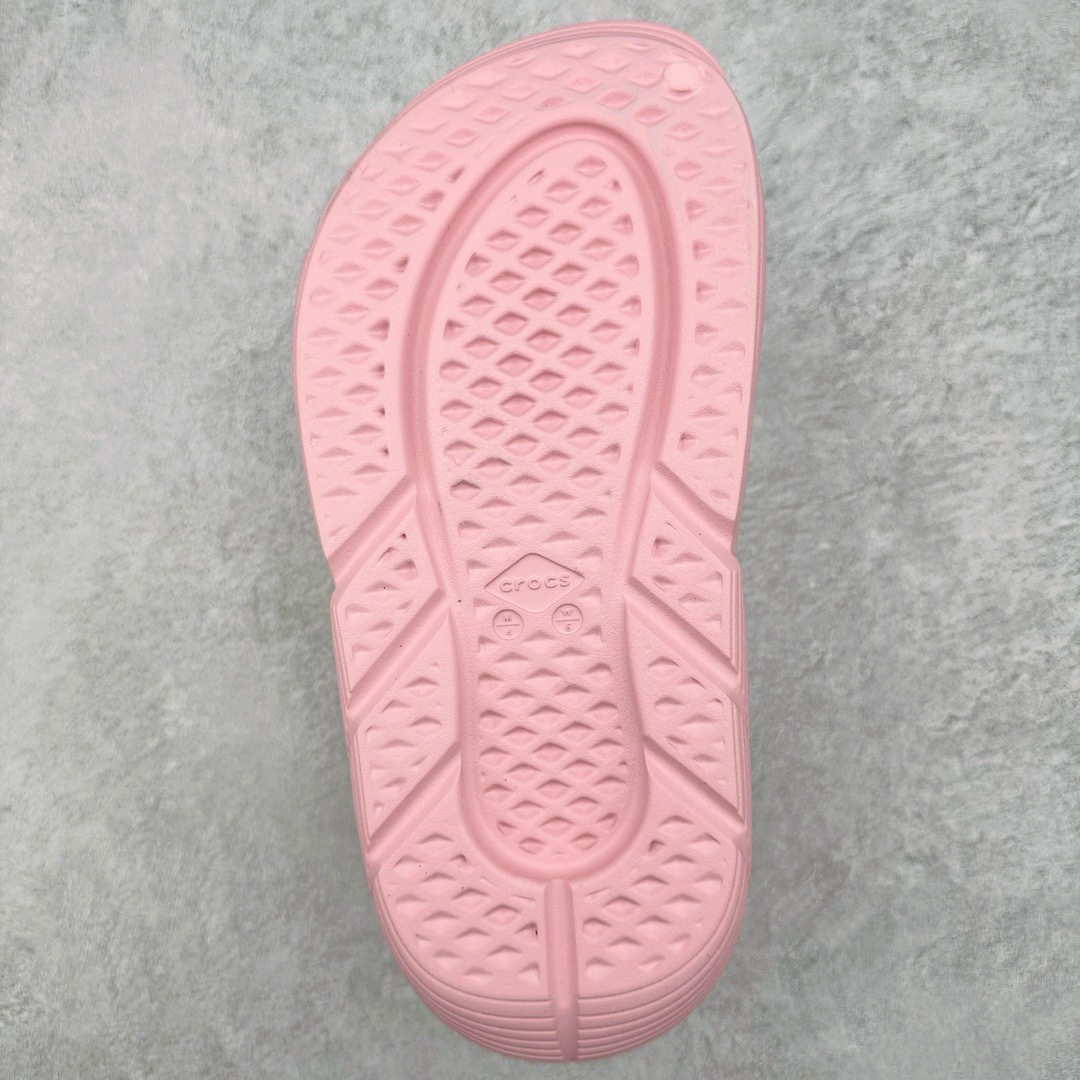 图片[9]-＃开学季劲爆福利两双盲盒 Crocs Classic Clog 卡骆驰全系列休闲沙滩洞洞拖鞋凉鞋 私人莞产顶级订单 白菜价亏本清仓套现转新款 机不可失 好好把握 随机两双 只选尺码 商品款式均为上架顶级款式 单品零售价格2×× 保证稳赚不赔 无通货 无烂货 会有轻微瑕疵的情况 友情提醒 买到是亏还是赚 每个人定义不同福袋闷包理论上和赌博心理相同玩的就是惊喜 玩的就是心跳活动商品无严重质量问题不退换 透明防水袋包装 注意配件需单独购买 超轻Croslite专利材料打造 鞋面更加耐用易清洗 该鞋款轻盈舒适 2002年 经典克骆格诞生 秉承外形简单 穿着舒适的初衷 不断为消费者带来舒适的穿着体验 穿出“趣”味 鞋面洞洞可搭彰显个性的智必星 一鞋两穿 可调节式后跟带增添鞋身的稳固性能 放前面变成愜意舒适的凉拖 放后面行走跑跳更加稳妥 Croslite ™材料 封闭式细胞树脂 能够在体温作用下自动变形以适应脚部形状 涉水性优秀的同时易于清洁 抓地力强 不易打滑 Crocs的核心理念：轻便 灵活 全方位的舒适感 同步官方尺码：M3(34-35) M4（36-37） M5（37-38）M6（38-39）M7（39-40）M8（41-42）M9（42-43）M10（43-44）M11（45-46）-选品中心