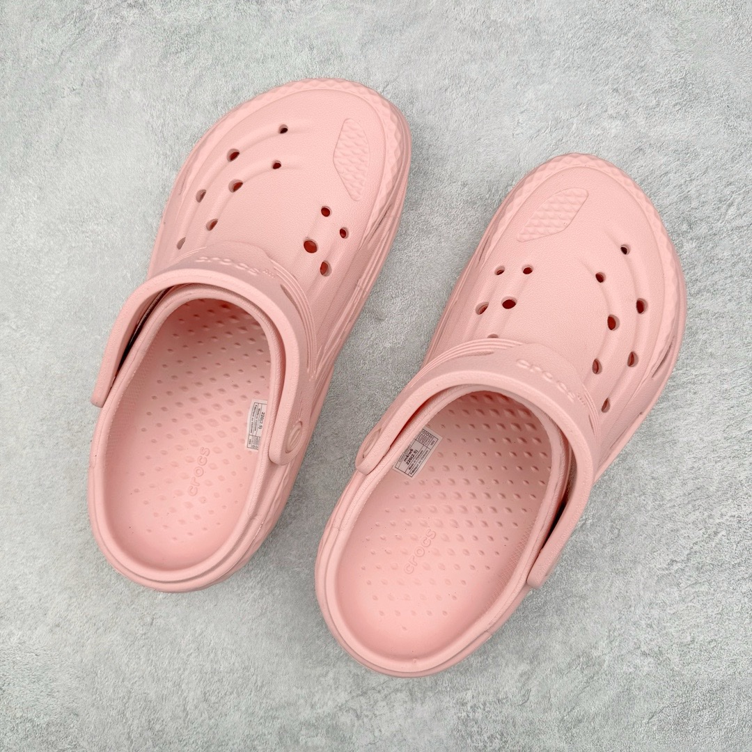 图片[3]-＃开学季劲爆福利两双盲盒 Crocs Classic Clog 卡骆驰全系列休闲沙滩洞洞拖鞋凉鞋 私人莞产顶级订单 白菜价亏本清仓套现转新款 机不可失 好好把握 随机两双 只选尺码 商品款式均为上架顶级款式 单品零售价格2×× 保证稳赚不赔 无通货 无烂货 会有轻微瑕疵的情况 友情提醒 买到是亏还是赚 每个人定义不同福袋闷包理论上和赌博心理相同玩的就是惊喜 玩的就是心跳活动商品无严重质量问题不退换 透明防水袋包装 注意配件需单独购买 超轻Croslite专利材料打造 鞋面更加耐用易清洗 该鞋款轻盈舒适 2002年 经典克骆格诞生 秉承外形简单 穿着舒适的初衷 不断为消费者带来舒适的穿着体验 穿出“趣”味 鞋面洞洞可搭彰显个性的智必星 一鞋两穿 可调节式后跟带增添鞋身的稳固性能 放前面变成愜意舒适的凉拖 放后面行走跑跳更加稳妥 Croslite ™材料 封闭式细胞树脂 能够在体温作用下自动变形以适应脚部形状 涉水性优秀的同时易于清洁 抓地力强 不易打滑 Crocs的核心理念：轻便 灵活 全方位的舒适感 同步官方尺码：M3(34-35) M4（36-37） M5（37-38）M6（38-39）M7（39-40）M8（41-42）M9（42-43）M10（43-44）M11（45-46）-选品中心