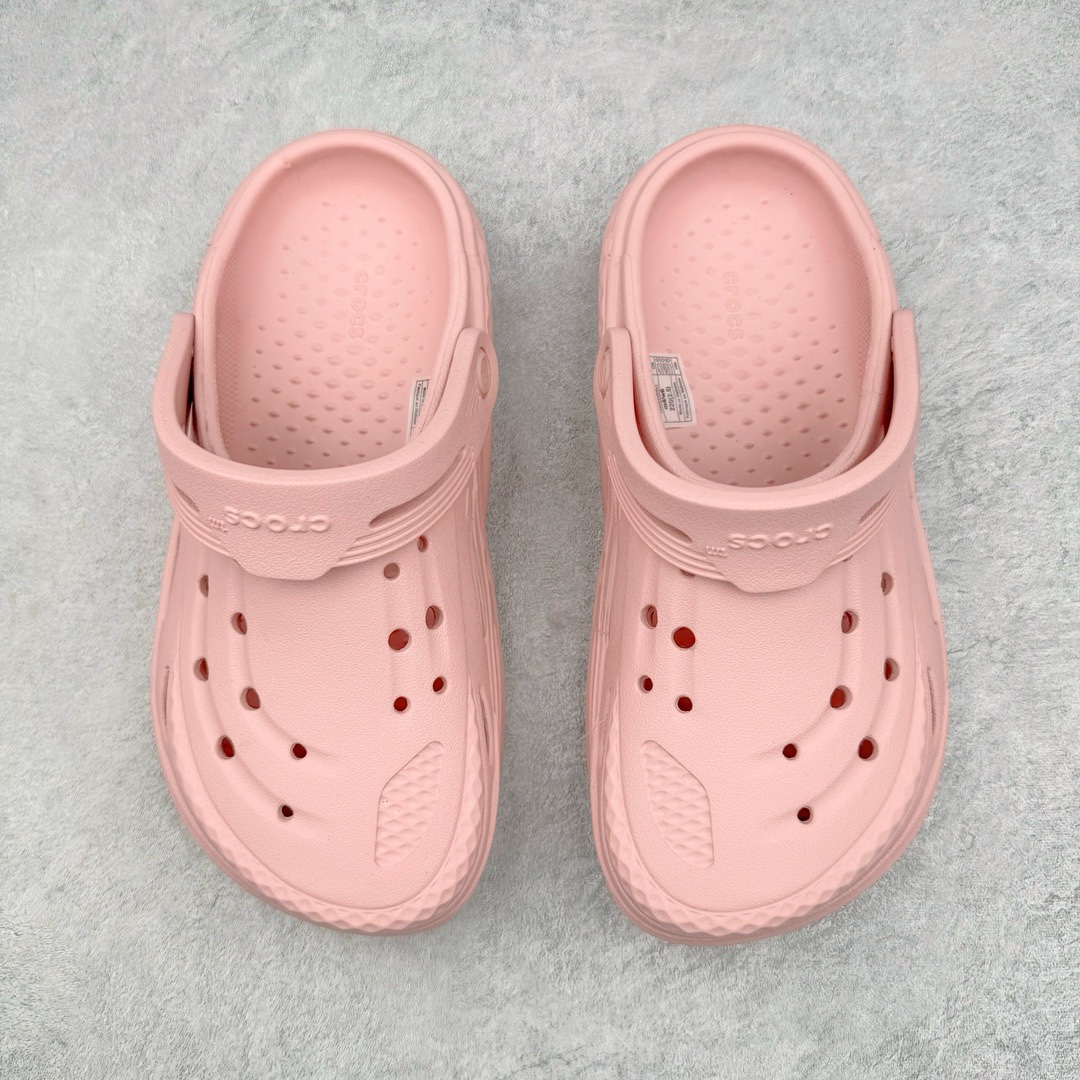 图片[2]-＃开学季劲爆福利两双盲盒 Crocs Classic Clog 卡骆驰全系列休闲沙滩洞洞拖鞋凉鞋 私人莞产顶级订单 白菜价亏本清仓套现转新款 机不可失 好好把握 随机两双 只选尺码 商品款式均为上架顶级款式 单品零售价格2×× 保证稳赚不赔 无通货 无烂货 会有轻微瑕疵的情况 友情提醒 买到是亏还是赚 每个人定义不同福袋闷包理论上和赌博心理相同玩的就是惊喜 玩的就是心跳活动商品无严重质量问题不退换 透明防水袋包装 注意配件需单独购买 超轻Croslite专利材料打造 鞋面更加耐用易清洗 该鞋款轻盈舒适 2002年 经典克骆格诞生 秉承外形简单 穿着舒适的初衷 不断为消费者带来舒适的穿着体验 穿出“趣”味 鞋面洞洞可搭彰显个性的智必星 一鞋两穿 可调节式后跟带增添鞋身的稳固性能 放前面变成愜意舒适的凉拖 放后面行走跑跳更加稳妥 Croslite ™材料 封闭式细胞树脂 能够在体温作用下自动变形以适应脚部形状 涉水性优秀的同时易于清洁 抓地力强 不易打滑 Crocs的核心理念：轻便 灵活 全方位的舒适感 同步官方尺码：M3(34-35) M4（36-37） M5（37-38）M6（38-39）M7（39-40）M8（41-42）M9（42-43）M10（43-44）M11（45-46）-选品中心