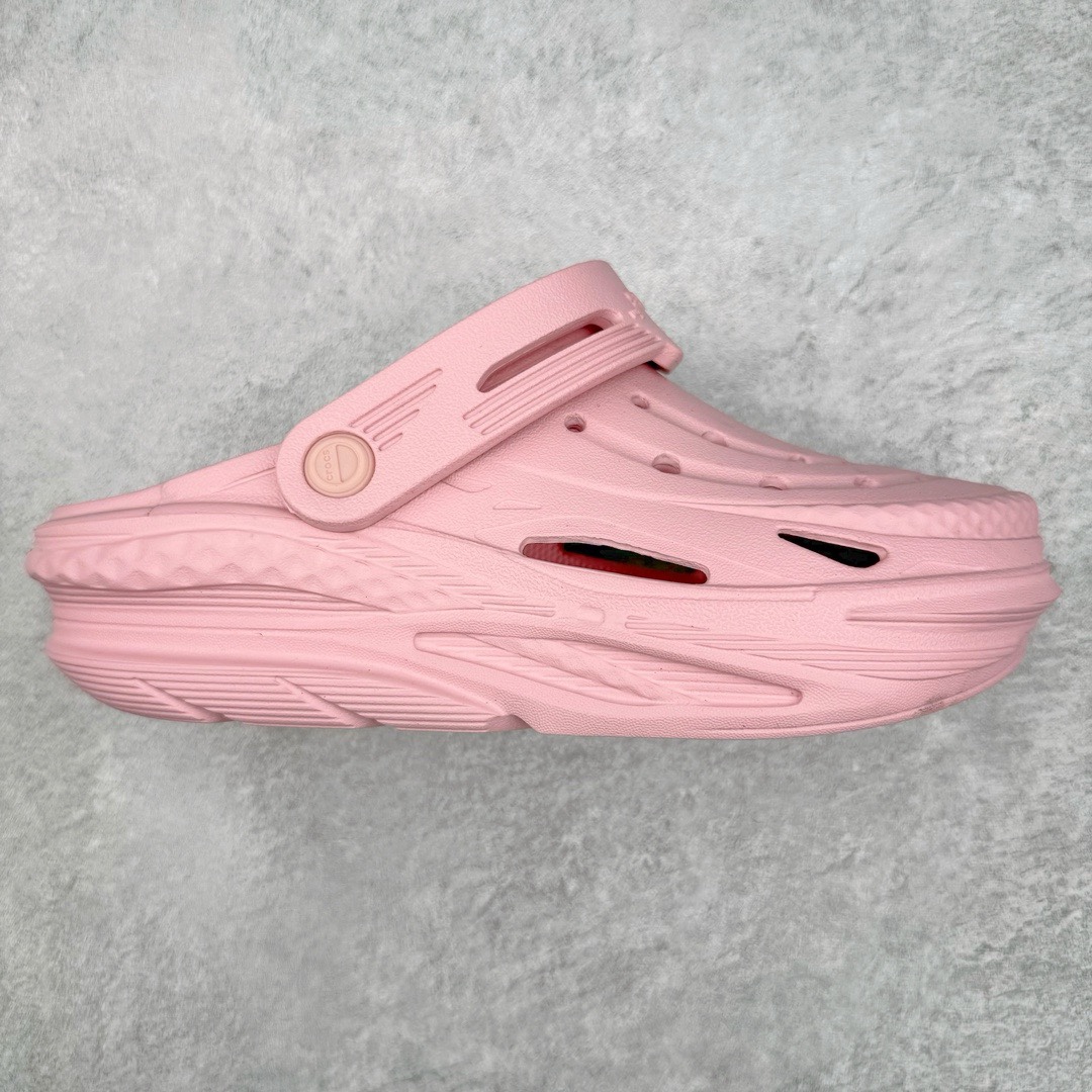 ＃开学季劲爆福利两双盲盒 Crocs Classic Clog 卡骆驰全系列休闲沙滩洞洞拖鞋凉鞋 私人莞产顶级订单 白菜价亏本清仓套现转新款 机不可失 好好把握 随机两双 只选尺码 商品款式均为上架顶级款式 单品零售价格2×× 保证稳赚不赔 无通货 无烂货 会有轻微瑕疵的情况 友情提醒 买到是亏还是赚 每个人定义不同福袋闷包理论上和赌博心理相同玩的就是惊喜 玩的就是心跳活动商品无严重质量问题不退换 透明防水袋包装 注意配件需单独购买 超轻Croslite专利材料打造 鞋面更加耐用易清洗 该鞋款轻盈舒适 2002年 经典克骆格诞生 秉承外形简单 穿着舒适的初衷 不断为消费者带来舒适的穿着体验 穿出“趣”味 鞋面洞洞可搭彰显个性的智必星 一鞋两穿 可调节式后跟带增添鞋身的稳固性能 放前面变成愜意舒适的凉拖 放后面行走跑跳更加稳妥 Croslite ™材料 封闭式细胞树脂 能够在体温作用下自动变形以适应脚部形状 涉水性优秀的同时易于清洁 抓地力强 不易打滑 Crocs的核心理念：轻便 灵活 全方位的舒适感 同步官方尺码：M3(34-35) M4（36-37） M5（37-38）M6（38-39）M7（39-40）M8（41-42）M9（42-43）M10（43-44）M11（45-46）-选品中心