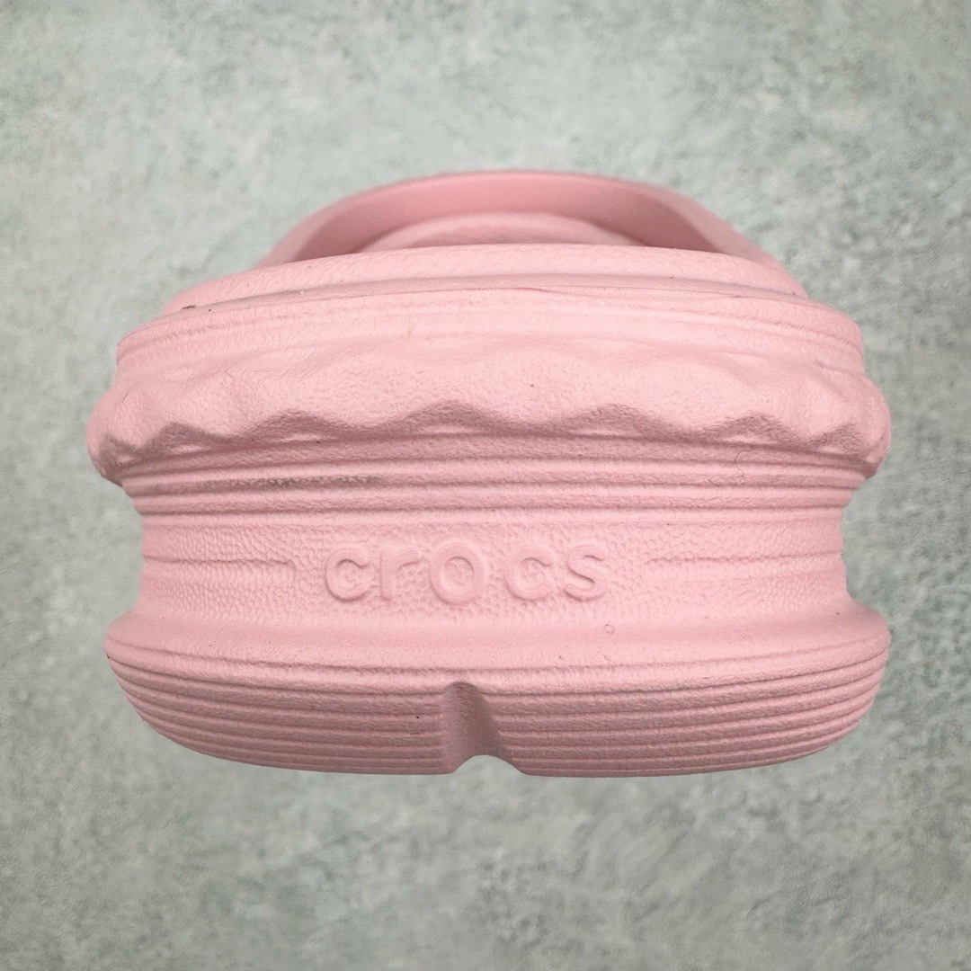 图片[8]-＃开学季劲爆福利两双盲盒 Crocs Classic Clog 卡骆驰全系列休闲沙滩洞洞拖鞋凉鞋 私人莞产顶级订单 白菜价亏本清仓套现转新款 机不可失 好好把握 随机两双 只选尺码 商品款式均为上架顶级款式 单品零售价格2×× 保证稳赚不赔 无通货 无烂货 会有轻微瑕疵的情况 友情提醒 买到是亏还是赚 每个人定义不同福袋闷包理论上和赌博心理相同玩的就是惊喜 玩的就是心跳活动商品无严重质量问题不退换 透明防水袋包装 注意配件需单独购买 超轻Croslite专利材料打造 鞋面更加耐用易清洗 该鞋款轻盈舒适 2002年 经典克骆格诞生 秉承外形简单 穿着舒适的初衷 不断为消费者带来舒适的穿着体验 穿出“趣”味 鞋面洞洞可搭彰显个性的智必星 一鞋两穿 可调节式后跟带增添鞋身的稳固性能 放前面变成愜意舒适的凉拖 放后面行走跑跳更加稳妥 Croslite ™材料 封闭式细胞树脂 能够在体温作用下自动变形以适应脚部形状 涉水性优秀的同时易于清洁 抓地力强 不易打滑 Crocs的核心理念：轻便 灵活 全方位的舒适感 同步官方尺码：M3(34-35) M4（36-37） M5（37-38）M6（38-39）M7（39-40）M8（41-42）M9（42-43）M10（43-44）M11（45-46）-选品中心