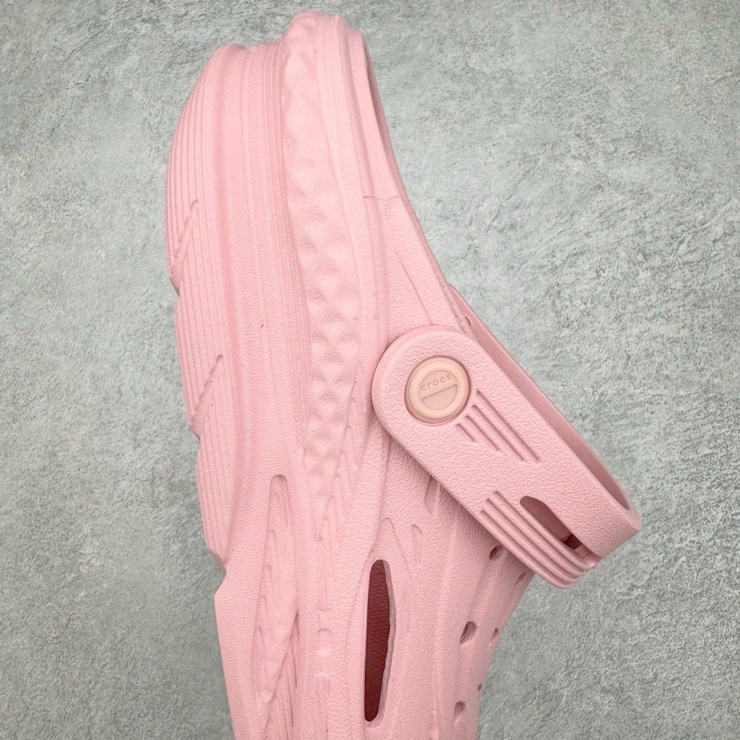 图片[6]-＃开学季劲爆福利两双盲盒 Crocs Classic Clog 卡骆驰全系列休闲沙滩洞洞拖鞋凉鞋 私人莞产顶级订单 白菜价亏本清仓套现转新款 机不可失 好好把握 随机两双 只选尺码 商品款式均为上架顶级款式 单品零售价格2×× 保证稳赚不赔 无通货 无烂货 会有轻微瑕疵的情况 友情提醒 买到是亏还是赚 每个人定义不同福袋闷包理论上和赌博心理相同玩的就是惊喜 玩的就是心跳活动商品无严重质量问题不退换 透明防水袋包装 注意配件需单独购买 超轻Croslite专利材料打造 鞋面更加耐用易清洗 该鞋款轻盈舒适 2002年 经典克骆格诞生 秉承外形简单 穿着舒适的初衷 不断为消费者带来舒适的穿着体验 穿出“趣”味 鞋面洞洞可搭彰显个性的智必星 一鞋两穿 可调节式后跟带增添鞋身的稳固性能 放前面变成愜意舒适的凉拖 放后面行走跑跳更加稳妥 Croslite ™材料 封闭式细胞树脂 能够在体温作用下自动变形以适应脚部形状 涉水性优秀的同时易于清洁 抓地力强 不易打滑 Crocs的核心理念：轻便 灵活 全方位的舒适感 同步官方尺码：M3(34-35) M4（36-37） M5（37-38）M6（38-39）M7（39-40）M8（41-42）M9（42-43）M10（43-44）M11（45-46）-选品中心