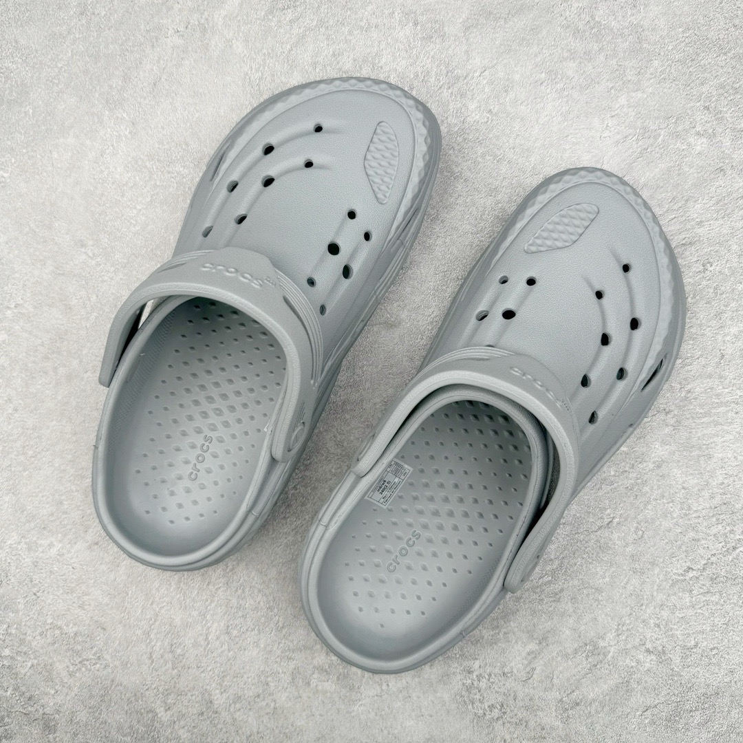 图片[3]-＃开学季劲爆福利两双盲盒 Crocs Classic Clog 卡骆驰全系列休闲沙滩洞洞拖鞋凉鞋 私人莞产顶级订单 白菜价亏本清仓套现转新款 机不可失 好好把握 随机两双 只选尺码 商品款式均为上架顶级款式 单品零售价格2×× 保证稳赚不赔 无通货 无烂货 会有轻微瑕疵的情况 友情提醒 买到是亏还是赚 每个人定义不同福袋闷包理论上和赌博心理相同玩的就是惊喜 玩的就是心跳活动商品无严重质量问题不退换 透明防水袋包装 注意配件需单独购买 超轻Croslite专利材料打造 鞋面更加耐用易清洗 该鞋款轻盈舒适 2002年 经典克骆格诞生 秉承外形简单 穿着舒适的初衷 不断为消费者带来舒适的穿着体验 穿出“趣”味 鞋面洞洞可搭彰显个性的智必星 一鞋两穿 可调节式后跟带增添鞋身的稳固性能 放前面变成愜意舒适的凉拖 放后面行走跑跳更加稳妥 Croslite ™材料 封闭式细胞树脂 能够在体温作用下自动变形以适应脚部形状 涉水性优秀的同时易于清洁 抓地力强 不易打滑 Crocs的核心理念：轻便 灵活 全方位的舒适感 同步官方尺码：M3(34-35) M4（36-37） M5（37-38）M6（38-39）M7（39-40）M8（41-42）M9（42-43）M10（43-44）M11（45-46）-选品中心