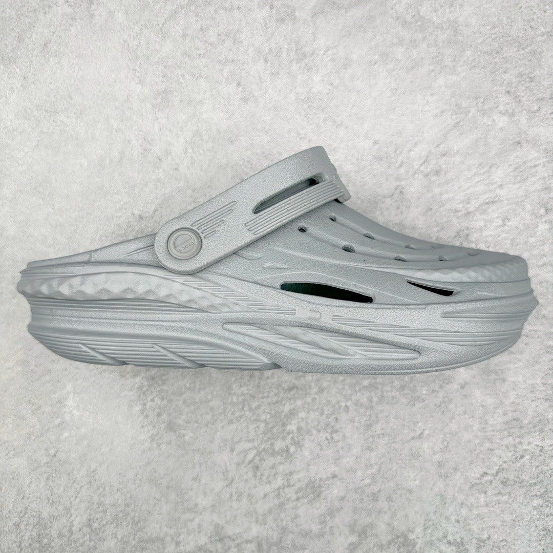 ＃开学季劲爆福利两双盲盒 Crocs Classic Clog 卡骆驰全系列休闲沙滩洞洞拖鞋凉鞋 私人莞产顶级订单 白菜价亏本清仓套现转新款 机不可失 好好把握 随机两双 只选尺码 商品款式均为上架顶级款式 单品零售价格2×× 保证稳赚不赔 无通货 无烂货 会有轻微瑕疵的情况 友情提醒 买到是亏还是赚 每个人定义不同福袋闷包理论上和赌博心理相同玩的就是惊喜 玩的就是心跳活动商品无严重质量问题不退换 透明防水袋包装 注意配件需单独购买 超轻Croslite专利材料打造 鞋面更加耐用易清洗 该鞋款轻盈舒适 2002年 经典克骆格诞生 秉承外形简单 穿着舒适的初衷 不断为消费者带来舒适的穿着体验 穿出“趣”味 鞋面洞洞可搭彰显个性的智必星 一鞋两穿 可调节式后跟带增添鞋身的稳固性能 放前面变成愜意舒适的凉拖 放后面行走跑跳更加稳妥 Croslite ™材料 封闭式细胞树脂 能够在体温作用下自动变形以适应脚部形状 涉水性优秀的同时易于清洁 抓地力强 不易打滑 Crocs的核心理念：轻便 灵活 全方位的舒适感 同步官方尺码：M3(34-35) M4（36-37） M5（37-38）M6（38-39）M7（39-40）M8（41-42）M9（42-43）M10（43-44）M11（45-46）-选品中心