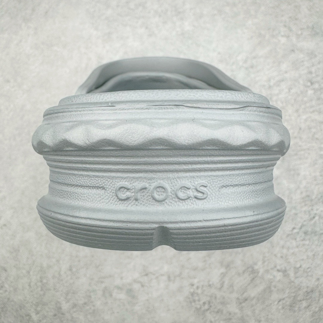 图片[8]-＃开学季劲爆福利两双盲盒 Crocs Classic Clog 卡骆驰全系列休闲沙滩洞洞拖鞋凉鞋 私人莞产顶级订单 白菜价亏本清仓套现转新款 机不可失 好好把握 随机两双 只选尺码 商品款式均为上架顶级款式 单品零售价格2×× 保证稳赚不赔 无通货 无烂货 会有轻微瑕疵的情况 友情提醒 买到是亏还是赚 每个人定义不同福袋闷包理论上和赌博心理相同玩的就是惊喜 玩的就是心跳活动商品无严重质量问题不退换 透明防水袋包装 注意配件需单独购买 超轻Croslite专利材料打造 鞋面更加耐用易清洗 该鞋款轻盈舒适 2002年 经典克骆格诞生 秉承外形简单 穿着舒适的初衷 不断为消费者带来舒适的穿着体验 穿出“趣”味 鞋面洞洞可搭彰显个性的智必星 一鞋两穿 可调节式后跟带增添鞋身的稳固性能 放前面变成愜意舒适的凉拖 放后面行走跑跳更加稳妥 Croslite ™材料 封闭式细胞树脂 能够在体温作用下自动变形以适应脚部形状 涉水性优秀的同时易于清洁 抓地力强 不易打滑 Crocs的核心理念：轻便 灵活 全方位的舒适感 同步官方尺码：M3(34-35) M4（36-37） M5（37-38）M6（38-39）M7（39-40）M8（41-42）M9（42-43）M10（43-44）M11（45-46）-选品中心