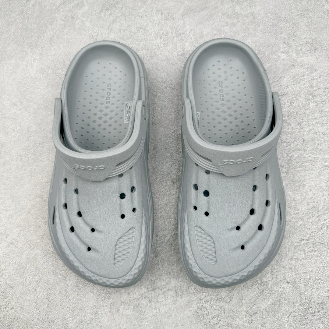 图片[2]-＃开学季劲爆福利两双盲盒 Crocs Classic Clog 卡骆驰全系列休闲沙滩洞洞拖鞋凉鞋 私人莞产顶级订单 白菜价亏本清仓套现转新款 机不可失 好好把握 随机两双 只选尺码 商品款式均为上架顶级款式 单品零售价格2×× 保证稳赚不赔 无通货 无烂货 会有轻微瑕疵的情况 友情提醒 买到是亏还是赚 每个人定义不同福袋闷包理论上和赌博心理相同玩的就是惊喜 玩的就是心跳活动商品无严重质量问题不退换 透明防水袋包装 注意配件需单独购买 超轻Croslite专利材料打造 鞋面更加耐用易清洗 该鞋款轻盈舒适 2002年 经典克骆格诞生 秉承外形简单 穿着舒适的初衷 不断为消费者带来舒适的穿着体验 穿出“趣”味 鞋面洞洞可搭彰显个性的智必星 一鞋两穿 可调节式后跟带增添鞋身的稳固性能 放前面变成愜意舒适的凉拖 放后面行走跑跳更加稳妥 Croslite ™材料 封闭式细胞树脂 能够在体温作用下自动变形以适应脚部形状 涉水性优秀的同时易于清洁 抓地力强 不易打滑 Crocs的核心理念：轻便 灵活 全方位的舒适感 同步官方尺码：M3(34-35) M4（36-37） M5（37-38）M6（38-39）M7（39-40）M8（41-42）M9（42-43）M10（43-44）M11（45-46）-选品中心