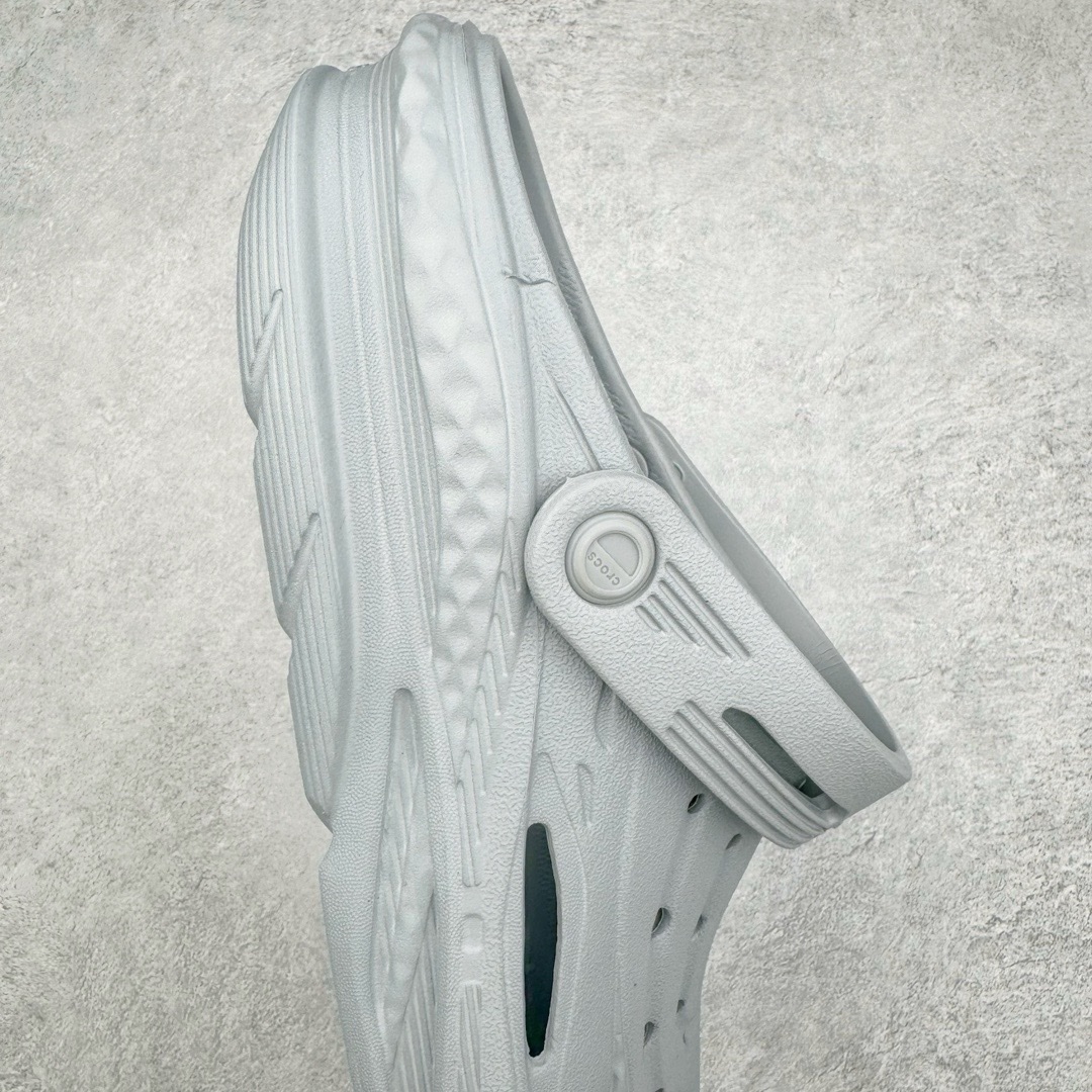 图片[6]-＃开学季劲爆福利两双盲盒 Crocs Classic Clog 卡骆驰全系列休闲沙滩洞洞拖鞋凉鞋 私人莞产顶级订单 白菜价亏本清仓套现转新款 机不可失 好好把握 随机两双 只选尺码 商品款式均为上架顶级款式 单品零售价格2×× 保证稳赚不赔 无通货 无烂货 会有轻微瑕疵的情况 友情提醒 买到是亏还是赚 每个人定义不同福袋闷包理论上和赌博心理相同玩的就是惊喜 玩的就是心跳活动商品无严重质量问题不退换 透明防水袋包装 注意配件需单独购买 超轻Croslite专利材料打造 鞋面更加耐用易清洗 该鞋款轻盈舒适 2002年 经典克骆格诞生 秉承外形简单 穿着舒适的初衷 不断为消费者带来舒适的穿着体验 穿出“趣”味 鞋面洞洞可搭彰显个性的智必星 一鞋两穿 可调节式后跟带增添鞋身的稳固性能 放前面变成愜意舒适的凉拖 放后面行走跑跳更加稳妥 Croslite ™材料 封闭式细胞树脂 能够在体温作用下自动变形以适应脚部形状 涉水性优秀的同时易于清洁 抓地力强 不易打滑 Crocs的核心理念：轻便 灵活 全方位的舒适感 同步官方尺码：M3(34-35) M4（36-37） M5（37-38）M6（38-39）M7（39-40）M8（41-42）M9（42-43）M10（43-44）M11（45-46）-选品中心