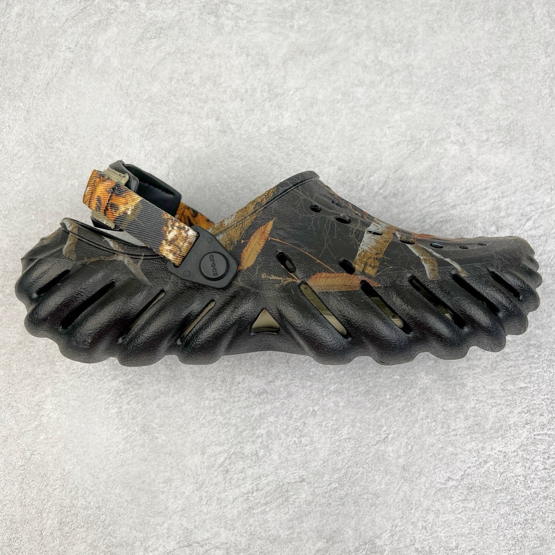 ＃开学季劲爆福利两双盲盒 Crocs Classic Clog 卡骆驰全系列休闲沙滩洞洞拖鞋凉鞋 私人莞产顶级订单 白菜价亏本清仓套现转新款 机不可失 好好把握 随机两双 只选尺码 商品款式均为上架顶级款式 单品零售价格2×× 保证稳赚不赔 无通货 无烂货 会有轻微瑕疵的情况 友情提醒 买到是亏还是赚 每个人定义不同福袋闷包理论上和赌博心理相同玩的就是惊喜 玩的就是心跳活动商品无严重质量问题不退换 透明防水袋包装 注意配件需单独购买 超轻Croslite专利材料打造 鞋面更加耐用易清洗 该鞋款轻盈舒适 2002年 经典克骆格诞生 秉承外形简单 穿着舒适的初衷 不断为消费者带来舒适的穿着体验 穿出“趣”味 鞋面洞洞可搭彰显个性的智必星 一鞋两穿 可调节式后跟带增添鞋身的稳固性能 放前面变成愜意舒适的凉拖 放后面行走跑跳更加稳妥 Croslite ™材料 封闭式细胞树脂 能够在体温作用下自动变形以适应脚部形状 涉水性优秀的同时易于清洁 抓地力强 不易打滑 Crocs的核心理念：轻便 灵活 全方位的舒适感 同步官方尺码：M3(34-35) M4（36-37） M5（37-38）M6（38-39）M7（39-40）M8（41-42）M9（42-43）M10（43-44）M11（45-46）-选品中心