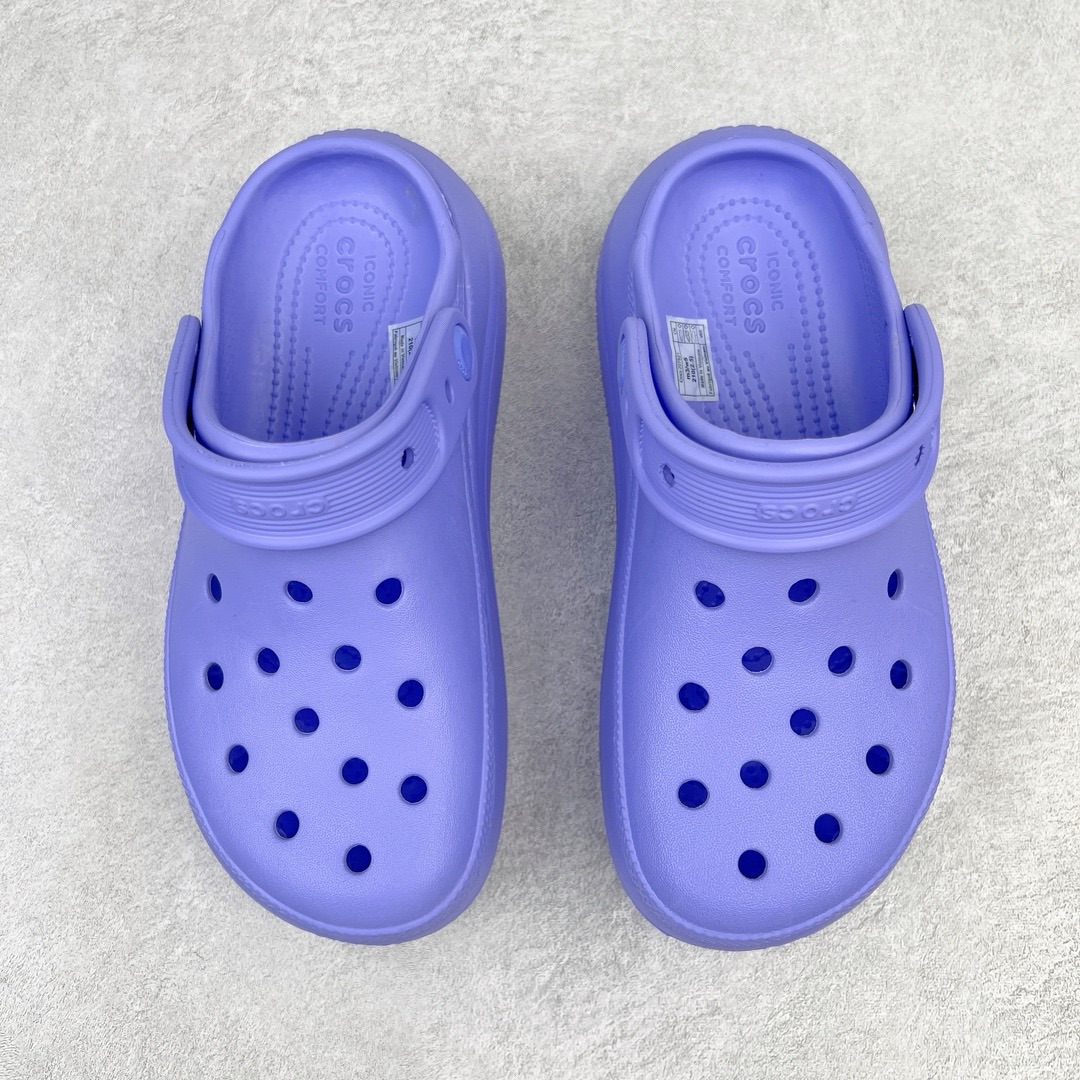 图片[2]-＃开学季劲爆福利两双盲盒 Crocs Classic Clog 卡骆驰全系列休闲沙滩洞洞拖鞋凉鞋 私人莞产顶级订单 白菜价亏本清仓套现转新款 机不可失 好好把握 随机两双 只选尺码 商品款式均为上架顶级款式 单品零售价格2×× 保证稳赚不赔 无通货 无烂货 会有轻微瑕疵的情况 友情提醒 买到是亏还是赚 每个人定义不同福袋闷包理论上和赌博心理相同玩的就是惊喜 玩的就是心跳活动商品无严重质量问题不退换 透明防水袋包装 注意配件需单独购买 超轻Croslite专利材料打造 鞋面更加耐用易清洗 该鞋款轻盈舒适 2002年 经典克骆格诞生 秉承外形简单 穿着舒适的初衷 不断为消费者带来舒适的穿着体验 穿出“趣”味 鞋面洞洞可搭彰显个性的智必星 一鞋两穿 可调节式后跟带增添鞋身的稳固性能 放前面变成愜意舒适的凉拖 放后面行走跑跳更加稳妥 Croslite ™材料 封闭式细胞树脂 能够在体温作用下自动变形以适应脚部形状 涉水性优秀的同时易于清洁 抓地力强 不易打滑 Crocs的核心理念：轻便 灵活 全方位的舒适感 同步官方尺码：M3(34-35) M4（36-37） M5（37-38）M6（38-39）M7（39-40）M8（41-42）M9（42-43）M10（43-44）M11（45-46）-选品中心