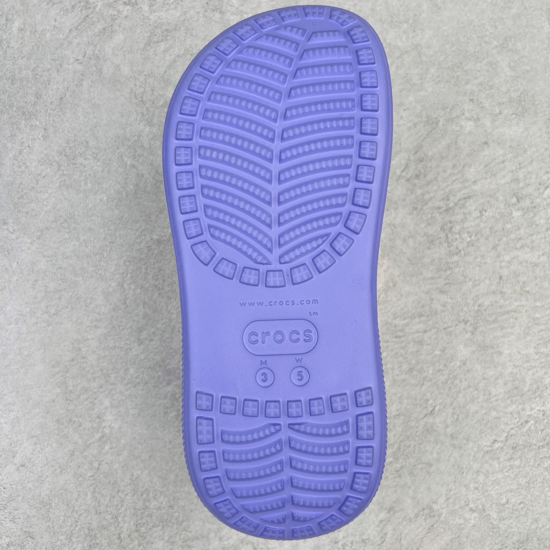 图片[9]-＃开学季劲爆福利两双盲盒 Crocs Classic Clog 卡骆驰全系列休闲沙滩洞洞拖鞋凉鞋 私人莞产顶级订单 白菜价亏本清仓套现转新款 机不可失 好好把握 随机两双 只选尺码 商品款式均为上架顶级款式 单品零售价格2×× 保证稳赚不赔 无通货 无烂货 会有轻微瑕疵的情况 友情提醒 买到是亏还是赚 每个人定义不同福袋闷包理论上和赌博心理相同玩的就是惊喜 玩的就是心跳活动商品无严重质量问题不退换 透明防水袋包装 注意配件需单独购买 超轻Croslite专利材料打造 鞋面更加耐用易清洗 该鞋款轻盈舒适 2002年 经典克骆格诞生 秉承外形简单 穿着舒适的初衷 不断为消费者带来舒适的穿着体验 穿出“趣”味 鞋面洞洞可搭彰显个性的智必星 一鞋两穿 可调节式后跟带增添鞋身的稳固性能 放前面变成愜意舒适的凉拖 放后面行走跑跳更加稳妥 Croslite ™材料 封闭式细胞树脂 能够在体温作用下自动变形以适应脚部形状 涉水性优秀的同时易于清洁 抓地力强 不易打滑 Crocs的核心理念：轻便 灵活 全方位的舒适感 同步官方尺码：M3(34-35) M4（36-37） M5（37-38）M6（38-39）M7（39-40）M8（41-42）M9（42-43）M10（43-44）M11（45-46）-选品中心