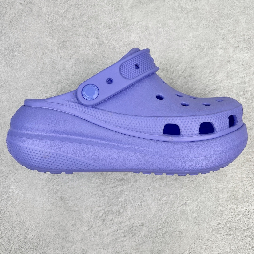 ＃开学季劲爆福利两双盲盒 Crocs Classic Clog 卡骆驰全系列休闲沙滩洞洞拖鞋凉鞋 私人莞产顶级订单 白菜价亏本清仓套现转新款 机不可失 好好把握 随机两双 只选尺码 商品款式均为上架顶级款式 单品零售价格2×× 保证稳赚不赔 无通货 无烂货 会有轻微瑕疵的情况 友情提醒 买到是亏还是赚 每个人定义不同福袋闷包理论上和赌博心理相同玩的就是惊喜 玩的就是心跳活动商品无严重质量问题不退换 透明防水袋包装 注意配件需单独购买 超轻Croslite专利材料打造 鞋面更加耐用易清洗 该鞋款轻盈舒适 2002年 经典克骆格诞生 秉承外形简单 穿着舒适的初衷 不断为消费者带来舒适的穿着体验 穿出“趣”味 鞋面洞洞可搭彰显个性的智必星 一鞋两穿 可调节式后跟带增添鞋身的稳固性能 放前面变成愜意舒适的凉拖 放后面行走跑跳更加稳妥 Croslite ™材料 封闭式细胞树脂 能够在体温作用下自动变形以适应脚部形状 涉水性优秀的同时易于清洁 抓地力强 不易打滑 Crocs的核心理念：轻便 灵活 全方位的舒适感 同步官方尺码：M3(34-35) M4（36-37） M5（37-38）M6（38-39）M7（39-40）M8（41-42）M9（42-43）M10（43-44）M11（45-46）-选品中心