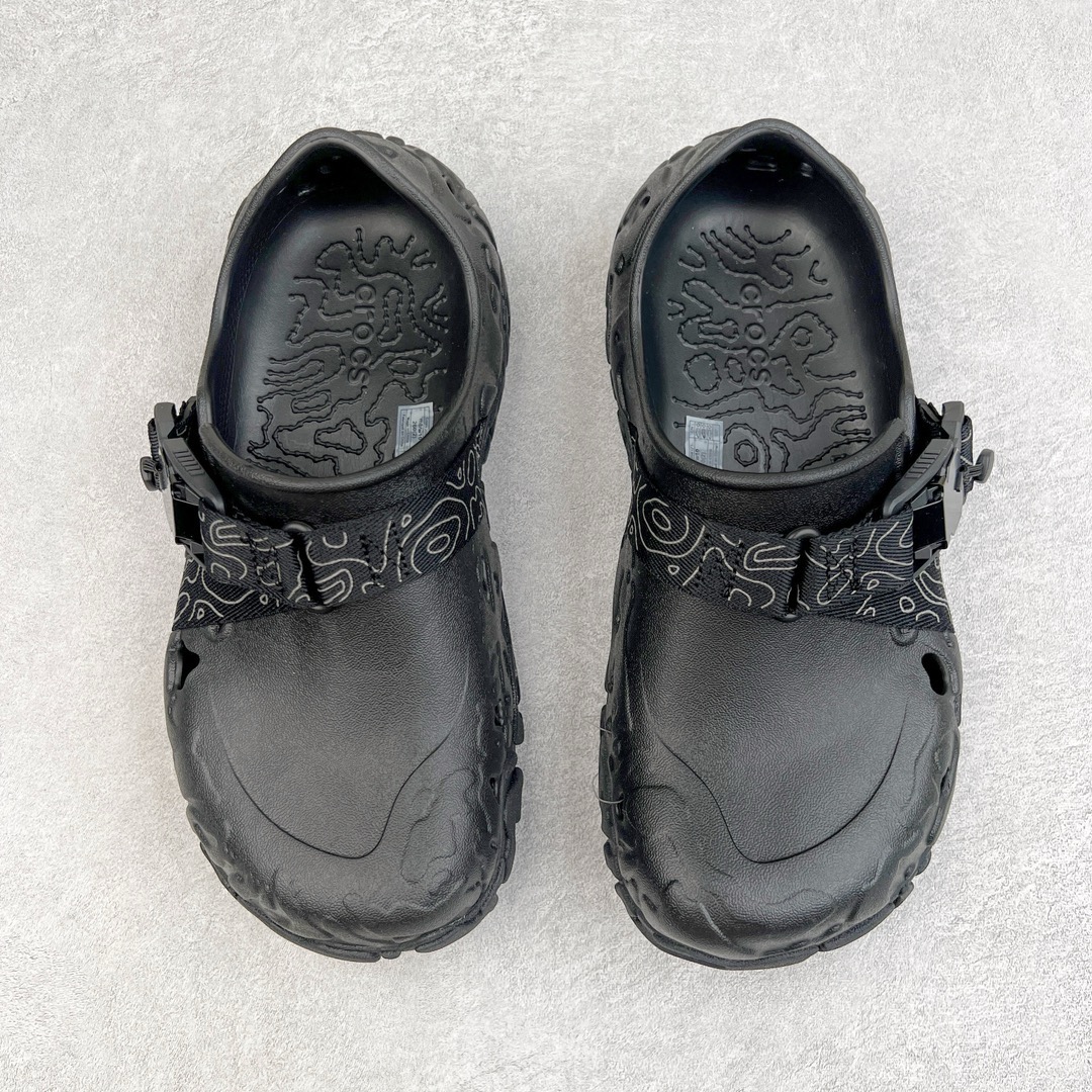 图片[2]-＃开学季劲爆福利两双盲盒 Crocs Classic Clog 卡骆驰全系列休闲沙滩洞洞拖鞋凉鞋 私人莞产顶级订单 白菜价亏本清仓套现转新款 机不可失 好好把握 随机两双 只选尺码 商品款式均为上架顶级款式 单品零售价格2×× 保证稳赚不赔 无通货 无烂货 会有轻微瑕疵的情况 友情提醒 买到是亏还是赚 每个人定义不同福袋闷包理论上和赌博心理相同玩的就是惊喜 玩的就是心跳活动商品无严重质量问题不退换 透明防水袋包装 注意配件需单独购买 超轻Croslite专利材料打造 鞋面更加耐用易清洗 该鞋款轻盈舒适 2002年 经典克骆格诞生 秉承外形简单 穿着舒适的初衷 不断为消费者带来舒适的穿着体验 穿出“趣”味 鞋面洞洞可搭彰显个性的智必星 一鞋两穿 可调节式后跟带增添鞋身的稳固性能 放前面变成愜意舒适的凉拖 放后面行走跑跳更加稳妥 Croslite ™材料 封闭式细胞树脂 能够在体温作用下自动变形以适应脚部形状 涉水性优秀的同时易于清洁 抓地力强 不易打滑 Crocs的核心理念：轻便 灵活 全方位的舒适感 同步官方尺码：M3(34-35) M4（36-37） M5（37-38）M6（38-39）M7（39-40）M8（41-42）M9（42-43）M10（43-44）M11（45-46）-选品中心