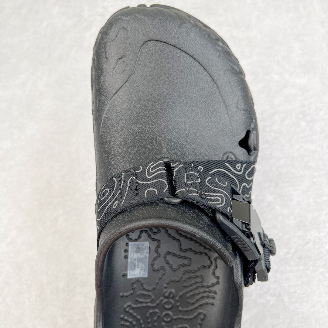 图片[4]-＃开学季劲爆福利两双盲盒 Crocs Classic Clog 卡骆驰全系列休闲沙滩洞洞拖鞋凉鞋 私人莞产顶级订单 白菜价亏本清仓套现转新款 机不可失 好好把握 随机两双 只选尺码 商品款式均为上架顶级款式 单品零售价格2×× 保证稳赚不赔 无通货 无烂货 会有轻微瑕疵的情况 友情提醒 买到是亏还是赚 每个人定义不同福袋闷包理论上和赌博心理相同玩的就是惊喜 玩的就是心跳活动商品无严重质量问题不退换 透明防水袋包装 注意配件需单独购买 超轻Croslite专利材料打造 鞋面更加耐用易清洗 该鞋款轻盈舒适 2002年 经典克骆格诞生 秉承外形简单 穿着舒适的初衷 不断为消费者带来舒适的穿着体验 穿出“趣”味 鞋面洞洞可搭彰显个性的智必星 一鞋两穿 可调节式后跟带增添鞋身的稳固性能 放前面变成愜意舒适的凉拖 放后面行走跑跳更加稳妥 Croslite ™材料 封闭式细胞树脂 能够在体温作用下自动变形以适应脚部形状 涉水性优秀的同时易于清洁 抓地力强 不易打滑 Crocs的核心理念：轻便 灵活 全方位的舒适感 同步官方尺码：M3(34-35) M4（36-37） M5（37-38）M6（38-39）M7（39-40）M8（41-42）M9（42-43）M10（43-44）M11（45-46）-选品中心