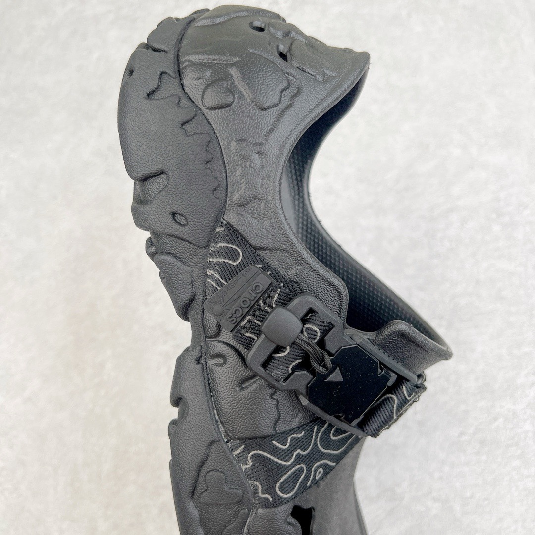 图片[7]-＃开学季劲爆福利两双盲盒 Crocs Classic Clog 卡骆驰全系列休闲沙滩洞洞拖鞋凉鞋 私人莞产顶级订单 白菜价亏本清仓套现转新款 机不可失 好好把握 随机两双 只选尺码 商品款式均为上架顶级款式 单品零售价格2×× 保证稳赚不赔 无通货 无烂货 会有轻微瑕疵的情况 友情提醒 买到是亏还是赚 每个人定义不同福袋闷包理论上和赌博心理相同玩的就是惊喜 玩的就是心跳活动商品无严重质量问题不退换 透明防水袋包装 注意配件需单独购买 超轻Croslite专利材料打造 鞋面更加耐用易清洗 该鞋款轻盈舒适 2002年 经典克骆格诞生 秉承外形简单 穿着舒适的初衷 不断为消费者带来舒适的穿着体验 穿出“趣”味 鞋面洞洞可搭彰显个性的智必星 一鞋两穿 可调节式后跟带增添鞋身的稳固性能 放前面变成愜意舒适的凉拖 放后面行走跑跳更加稳妥 Croslite ™材料 封闭式细胞树脂 能够在体温作用下自动变形以适应脚部形状 涉水性优秀的同时易于清洁 抓地力强 不易打滑 Crocs的核心理念：轻便 灵活 全方位的舒适感 同步官方尺码：M3(34-35) M4（36-37） M5（37-38）M6（38-39）M7（39-40）M8（41-42）M9（42-43）M10（43-44）M11（45-46）-选品中心