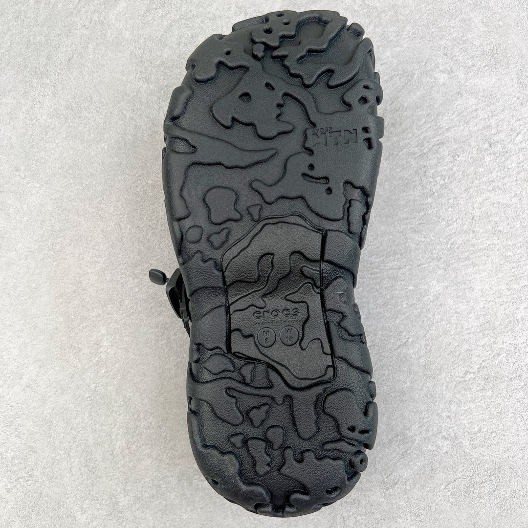 图片[9]-＃开学季劲爆福利两双盲盒 Crocs Classic Clog 卡骆驰全系列休闲沙滩洞洞拖鞋凉鞋 私人莞产顶级订单 白菜价亏本清仓套现转新款 机不可失 好好把握 随机两双 只选尺码 商品款式均为上架顶级款式 单品零售价格2×× 保证稳赚不赔 无通货 无烂货 会有轻微瑕疵的情况 友情提醒 买到是亏还是赚 每个人定义不同福袋闷包理论上和赌博心理相同玩的就是惊喜 玩的就是心跳活动商品无严重质量问题不退换 透明防水袋包装 注意配件需单独购买 超轻Croslite专利材料打造 鞋面更加耐用易清洗 该鞋款轻盈舒适 2002年 经典克骆格诞生 秉承外形简单 穿着舒适的初衷 不断为消费者带来舒适的穿着体验 穿出“趣”味 鞋面洞洞可搭彰显个性的智必星 一鞋两穿 可调节式后跟带增添鞋身的稳固性能 放前面变成愜意舒适的凉拖 放后面行走跑跳更加稳妥 Croslite ™材料 封闭式细胞树脂 能够在体温作用下自动变形以适应脚部形状 涉水性优秀的同时易于清洁 抓地力强 不易打滑 Crocs的核心理念：轻便 灵活 全方位的舒适感 同步官方尺码：M3(34-35) M4（36-37） M5（37-38）M6（38-39）M7（39-40）M8（41-42）M9（42-43）M10（43-44）M11（45-46）-选品中心