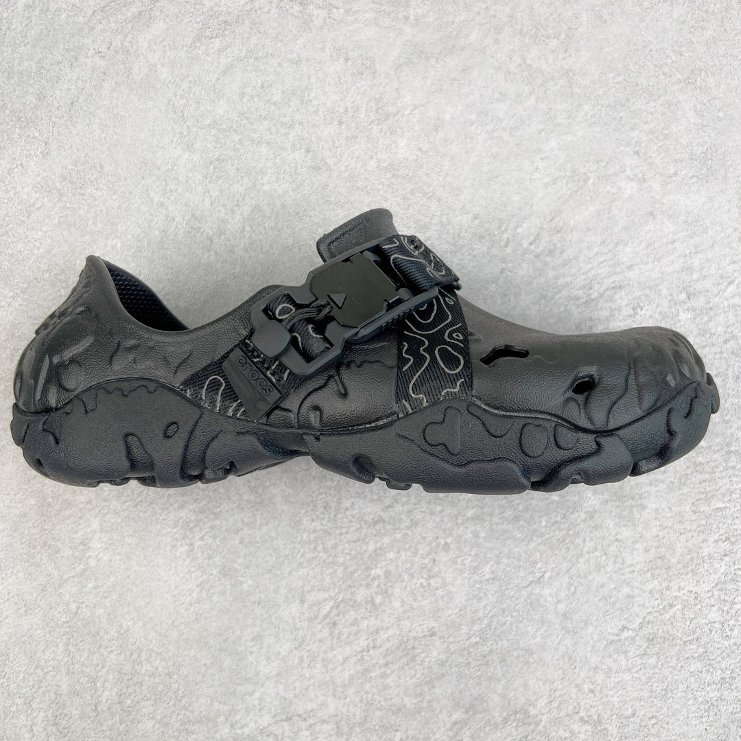 ＃开学季劲爆福利两双盲盒 Crocs Classic Clog 卡骆驰全系列休闲沙滩洞洞拖鞋凉鞋 私人莞产顶级订单 白菜价亏本清仓套现转新款 机不可失 好好把握 随机两双 只选尺码 商品款式均为上架顶级款式 单品零售价格2×× 保证稳赚不赔 无通货 无烂货 会有轻微瑕疵的情况 友情提醒 买到是亏还是赚 每个人定义不同福袋闷包理论上和赌博心理相同玩的就是惊喜 玩的就是心跳活动商品无严重质量问题不退换 透明防水袋包装 注意配件需单独购买 超轻Croslite专利材料打造 鞋面更加耐用易清洗 该鞋款轻盈舒适 2002年 经典克骆格诞生 秉承外形简单 穿着舒适的初衷 不断为消费者带来舒适的穿着体验 穿出“趣”味 鞋面洞洞可搭彰显个性的智必星 一鞋两穿 可调节式后跟带增添鞋身的稳固性能 放前面变成愜意舒适的凉拖 放后面行走跑跳更加稳妥 Croslite ™材料 封闭式细胞树脂 能够在体温作用下自动变形以适应脚部形状 涉水性优秀的同时易于清洁 抓地力强 不易打滑 Crocs的核心理念：轻便 灵活 全方位的舒适感 同步官方尺码：M3(34-35) M4（36-37） M5（37-38）M6（38-39）M7（39-40）M8（41-42）M9（42-43）M10（43-44）M11（45-46）-选品中心