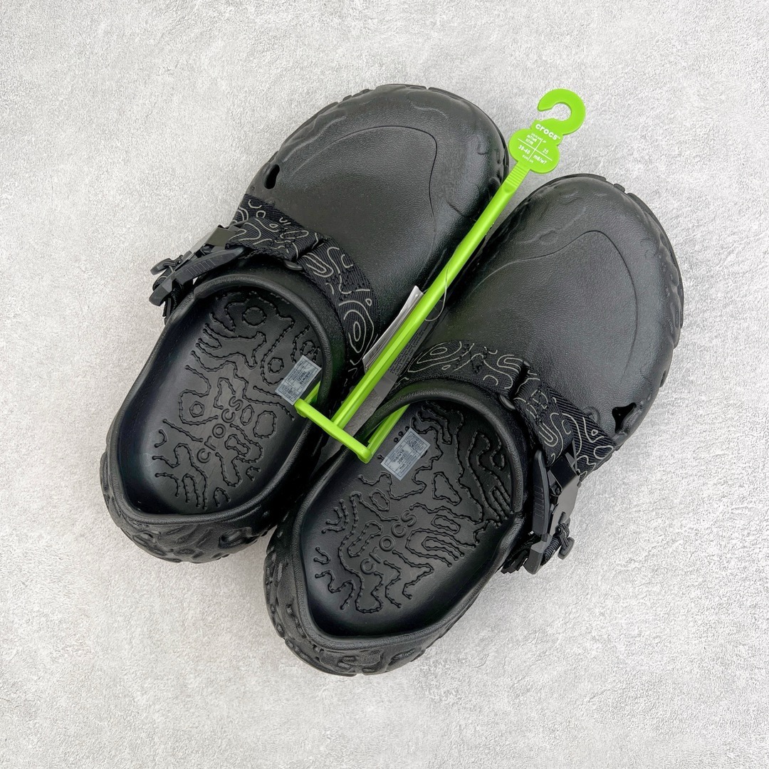 图片[3]-＃开学季劲爆福利两双盲盒 Crocs Classic Clog 卡骆驰全系列休闲沙滩洞洞拖鞋凉鞋 私人莞产顶级订单 白菜价亏本清仓套现转新款 机不可失 好好把握 随机两双 只选尺码 商品款式均为上架顶级款式 单品零售价格2×× 保证稳赚不赔 无通货 无烂货 会有轻微瑕疵的情况 友情提醒 买到是亏还是赚 每个人定义不同福袋闷包理论上和赌博心理相同玩的就是惊喜 玩的就是心跳活动商品无严重质量问题不退换 透明防水袋包装 注意配件需单独购买 超轻Croslite专利材料打造 鞋面更加耐用易清洗 该鞋款轻盈舒适 2002年 经典克骆格诞生 秉承外形简单 穿着舒适的初衷 不断为消费者带来舒适的穿着体验 穿出“趣”味 鞋面洞洞可搭彰显个性的智必星 一鞋两穿 可调节式后跟带增添鞋身的稳固性能 放前面变成愜意舒适的凉拖 放后面行走跑跳更加稳妥 Croslite ™材料 封闭式细胞树脂 能够在体温作用下自动变形以适应脚部形状 涉水性优秀的同时易于清洁 抓地力强 不易打滑 Crocs的核心理念：轻便 灵活 全方位的舒适感 同步官方尺码：M3(34-35) M4（36-37） M5（37-38）M6（38-39）M7（39-40）M8（41-42）M9（42-43）M10（43-44）M11（45-46）-选品中心