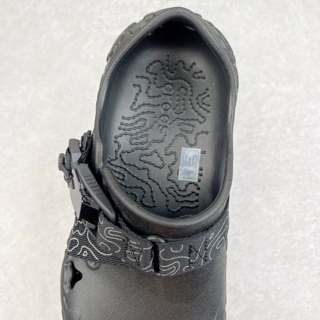 图片[5]-＃开学季劲爆福利两双盲盒 Crocs Classic Clog 卡骆驰全系列休闲沙滩洞洞拖鞋凉鞋 私人莞产顶级订单 白菜价亏本清仓套现转新款 机不可失 好好把握 随机两双 只选尺码 商品款式均为上架顶级款式 单品零售价格2×× 保证稳赚不赔 无通货 无烂货 会有轻微瑕疵的情况 友情提醒 买到是亏还是赚 每个人定义不同福袋闷包理论上和赌博心理相同玩的就是惊喜 玩的就是心跳活动商品无严重质量问题不退换 透明防水袋包装 注意配件需单独购买 超轻Croslite专利材料打造 鞋面更加耐用易清洗 该鞋款轻盈舒适 2002年 经典克骆格诞生 秉承外形简单 穿着舒适的初衷 不断为消费者带来舒适的穿着体验 穿出“趣”味 鞋面洞洞可搭彰显个性的智必星 一鞋两穿 可调节式后跟带增添鞋身的稳固性能 放前面变成愜意舒适的凉拖 放后面行走跑跳更加稳妥 Croslite ™材料 封闭式细胞树脂 能够在体温作用下自动变形以适应脚部形状 涉水性优秀的同时易于清洁 抓地力强 不易打滑 Crocs的核心理念：轻便 灵活 全方位的舒适感 同步官方尺码：M3(34-35) M4（36-37） M5（37-38）M6（38-39）M7（39-40）M8（41-42）M9（42-43）M10（43-44）M11（45-46）-选品中心