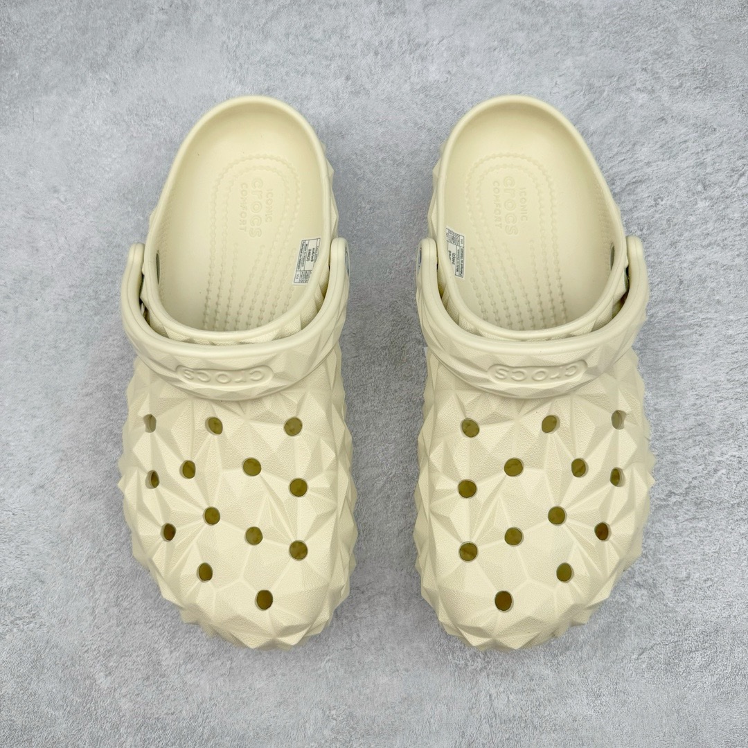 图片[2]-＃开学季劲爆福利两双盲盒 Crocs Classic Clog 卡骆驰全系列休闲沙滩洞洞拖鞋凉鞋 私人莞产顶级订单 白菜价亏本清仓套现转新款 机不可失 好好把握 随机两双 只选尺码 商品款式均为上架顶级款式 单品零售价格2×× 保证稳赚不赔 无通货 无烂货 会有轻微瑕疵的情况 友情提醒 买到是亏还是赚 每个人定义不同福袋闷包理论上和赌博心理相同玩的就是惊喜 玩的就是心跳活动商品无严重质量问题不退换 透明防水袋包装 注意配件需单独购买 超轻Croslite专利材料打造 鞋面更加耐用易清洗 该鞋款轻盈舒适 2002年 经典克骆格诞生 秉承外形简单 穿着舒适的初衷 不断为消费者带来舒适的穿着体验 穿出“趣”味 鞋面洞洞可搭彰显个性的智必星 一鞋两穿 可调节式后跟带增添鞋身的稳固性能 放前面变成愜意舒适的凉拖 放后面行走跑跳更加稳妥 Croslite ™材料 封闭式细胞树脂 能够在体温作用下自动变形以适应脚部形状 涉水性优秀的同时易于清洁 抓地力强 不易打滑 Crocs的核心理念：轻便 灵活 全方位的舒适感 同步官方尺码：M3(34-35) M4（36-37） M5（37-38）M6（38-39）M7（39-40）M8（41-42）M9（42-43）M10（43-44）M11（45-46）-选品中心