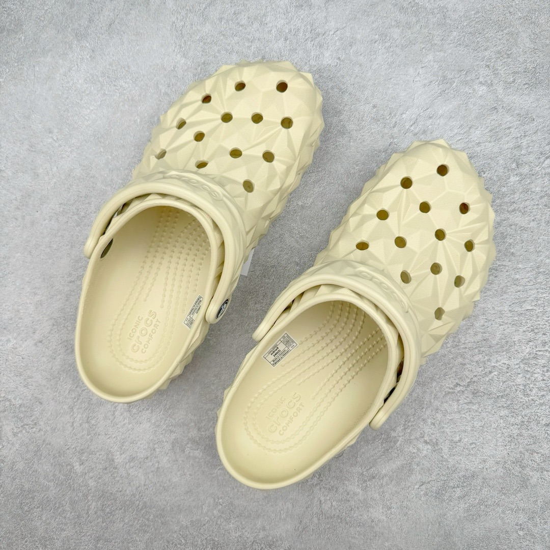 图片[3]-＃开学季劲爆福利两双盲盒 Crocs Classic Clog 卡骆驰全系列休闲沙滩洞洞拖鞋凉鞋 私人莞产顶级订单 白菜价亏本清仓套现转新款 机不可失 好好把握 随机两双 只选尺码 商品款式均为上架顶级款式 单品零售价格2×× 保证稳赚不赔 无通货 无烂货 会有轻微瑕疵的情况 友情提醒 买到是亏还是赚 每个人定义不同福袋闷包理论上和赌博心理相同玩的就是惊喜 玩的就是心跳活动商品无严重质量问题不退换 透明防水袋包装 注意配件需单独购买 超轻Croslite专利材料打造 鞋面更加耐用易清洗 该鞋款轻盈舒适 2002年 经典克骆格诞生 秉承外形简单 穿着舒适的初衷 不断为消费者带来舒适的穿着体验 穿出“趣”味 鞋面洞洞可搭彰显个性的智必星 一鞋两穿 可调节式后跟带增添鞋身的稳固性能 放前面变成愜意舒适的凉拖 放后面行走跑跳更加稳妥 Croslite ™材料 封闭式细胞树脂 能够在体温作用下自动变形以适应脚部形状 涉水性优秀的同时易于清洁 抓地力强 不易打滑 Crocs的核心理念：轻便 灵活 全方位的舒适感 同步官方尺码：M3(34-35) M4（36-37） M5（37-38）M6（38-39）M7（39-40）M8（41-42）M9（42-43）M10（43-44）M11（45-46）-选品中心