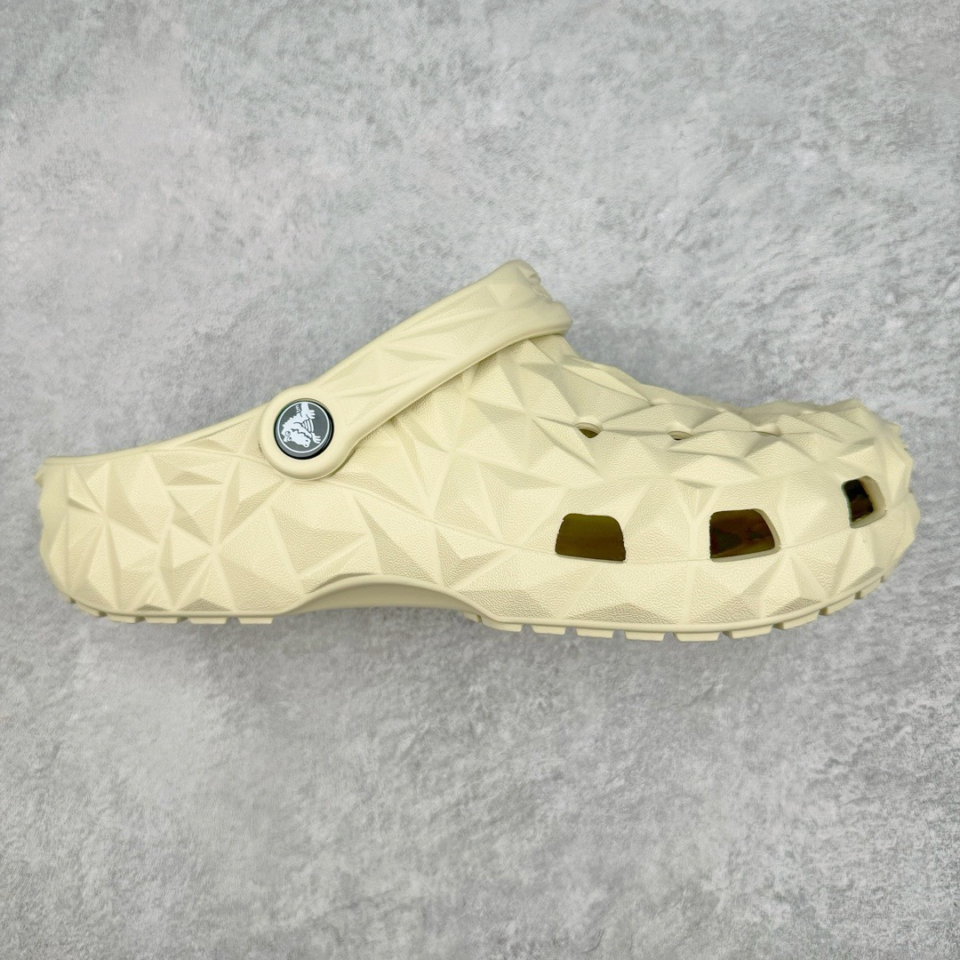 ＃开学季劲爆福利两双盲盒 Crocs Classic Clog 卡骆驰全系列休闲沙滩洞洞拖鞋凉鞋 私人莞产顶级订单 白菜价亏本清仓套现转新款 机不可失 好好把握 随机两双 只选尺码 商品款式均为上架顶级款式 单品零售价格2×× 保证稳赚不赔 无通货 无烂货 会有轻微瑕疵的情况 友情提醒 买到是亏还是赚 每个人定义不同福袋闷包理论上和赌博心理相同玩的就是惊喜 玩的就是心跳活动商品无严重质量问题不退换 透明防水袋包装 注意配件需单独购买 超轻Croslite专利材料打造 鞋面更加耐用易清洗 该鞋款轻盈舒适 2002年 经典克骆格诞生 秉承外形简单 穿着舒适的初衷 不断为消费者带来舒适的穿着体验 穿出“趣”味 鞋面洞洞可搭彰显个性的智必星 一鞋两穿 可调节式后跟带增添鞋身的稳固性能 放前面变成愜意舒适的凉拖 放后面行走跑跳更加稳妥 Croslite ™材料 封闭式细胞树脂 能够在体温作用下自动变形以适应脚部形状 涉水性优秀的同时易于清洁 抓地力强 不易打滑 Crocs的核心理念：轻便 灵活 全方位的舒适感 同步官方尺码：M3(34-35) M4（36-37） M5（37-38）M6（38-39）M7（39-40）M8（41-42）M9（42-43）M10（43-44）M11（45-46）-选品中心