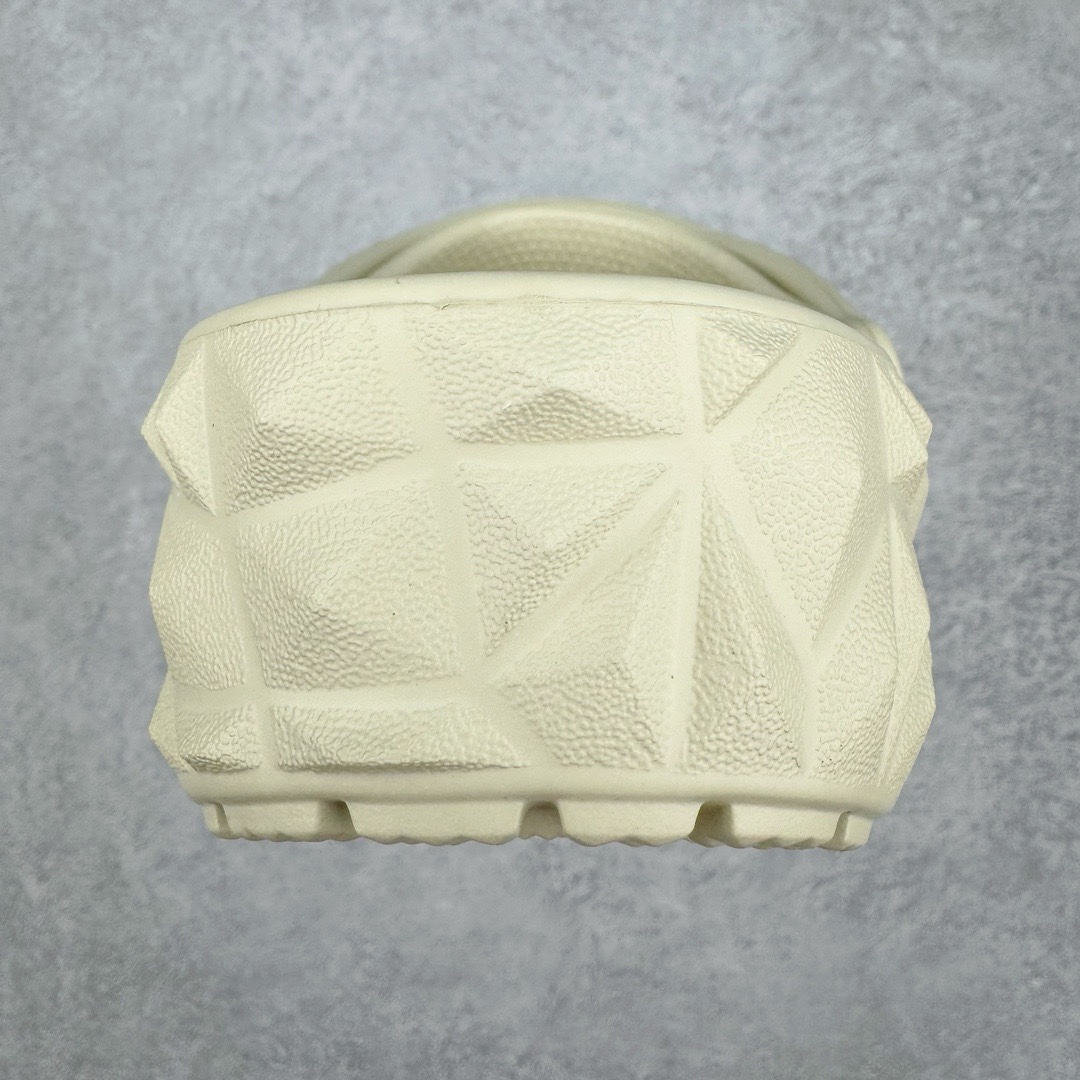 图片[7]-＃开学季劲爆福利两双盲盒 Crocs Classic Clog 卡骆驰全系列休闲沙滩洞洞拖鞋凉鞋 私人莞产顶级订单 白菜价亏本清仓套现转新款 机不可失 好好把握 随机两双 只选尺码 商品款式均为上架顶级款式 单品零售价格2×× 保证稳赚不赔 无通货 无烂货 会有轻微瑕疵的情况 友情提醒 买到是亏还是赚 每个人定义不同福袋闷包理论上和赌博心理相同玩的就是惊喜 玩的就是心跳活动商品无严重质量问题不退换 透明防水袋包装 注意配件需单独购买 超轻Croslite专利材料打造 鞋面更加耐用易清洗 该鞋款轻盈舒适 2002年 经典克骆格诞生 秉承外形简单 穿着舒适的初衷 不断为消费者带来舒适的穿着体验 穿出“趣”味 鞋面洞洞可搭彰显个性的智必星 一鞋两穿 可调节式后跟带增添鞋身的稳固性能 放前面变成愜意舒适的凉拖 放后面行走跑跳更加稳妥 Croslite ™材料 封闭式细胞树脂 能够在体温作用下自动变形以适应脚部形状 涉水性优秀的同时易于清洁 抓地力强 不易打滑 Crocs的核心理念：轻便 灵活 全方位的舒适感 同步官方尺码：M3(34-35) M4（36-37） M5（37-38）M6（38-39）M7（39-40）M8（41-42）M9（42-43）M10（43-44）M11（45-46）-选品中心